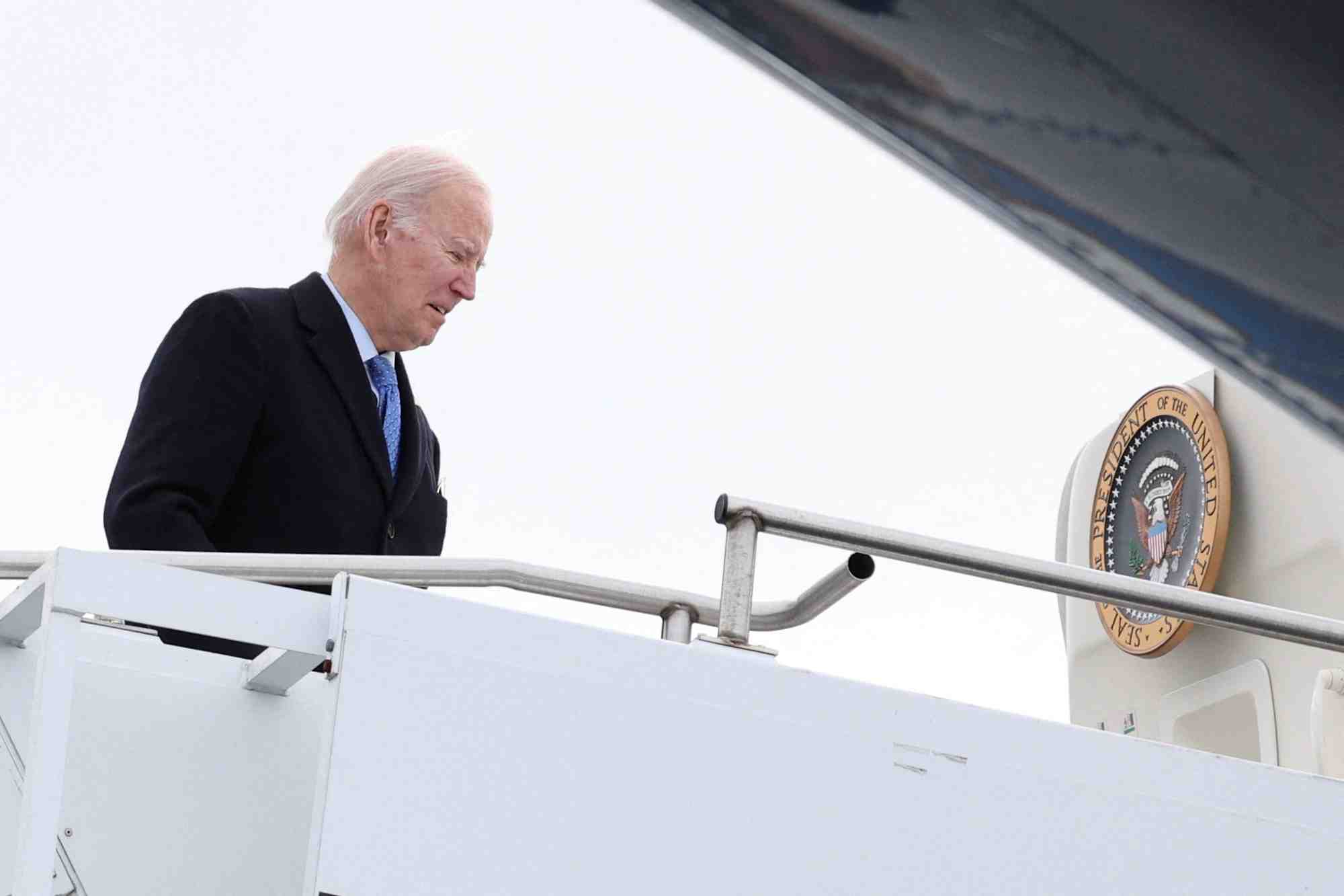 Joe biden monte a bord d'air force one