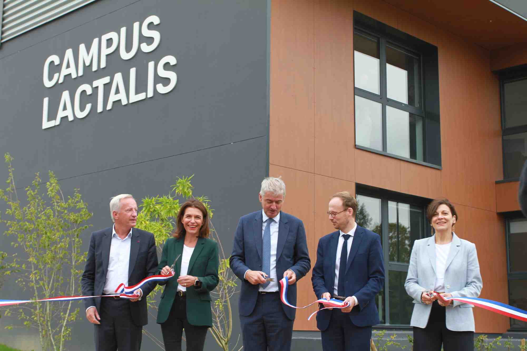 Le Campus Lactalis a été inauguré le 10 septembre 2024 en présence d'Emmanuel Besnier, président de Lactalis, au centre, et Christelle Morançais, présidente de la région Pays de la Loire, à sa droite.