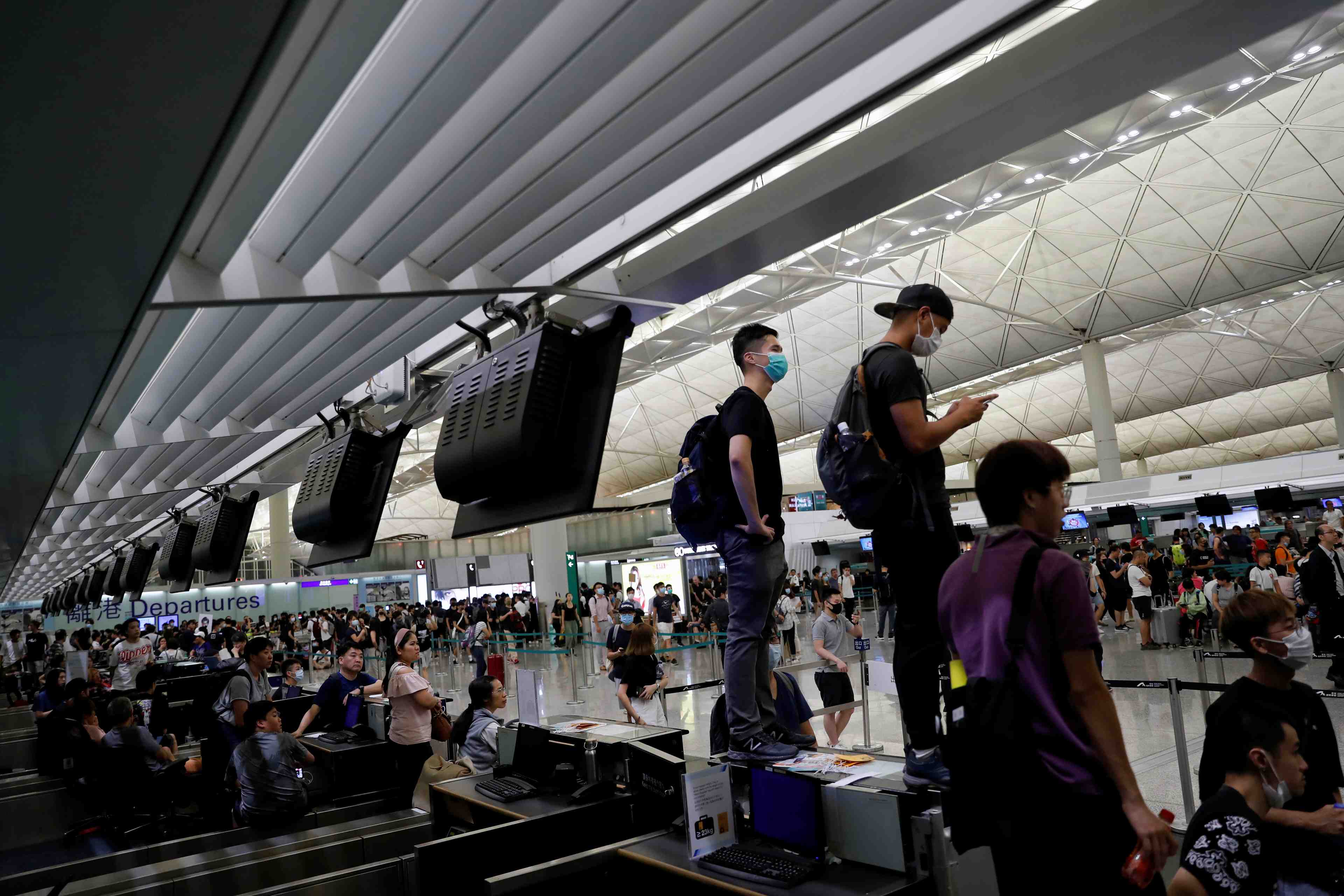 Reprise des activites a l'aeroport de hong kong au lendemain de heurts