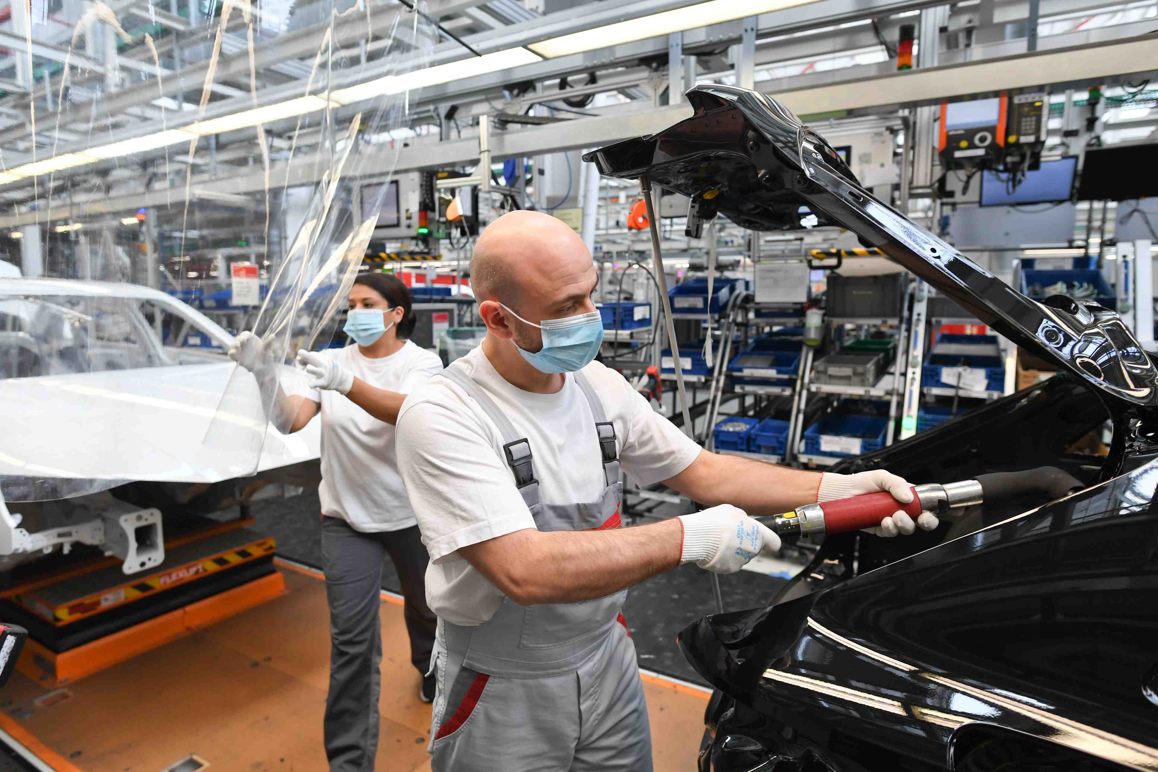 Allemagne: les commandes a l'industrie chutent de 25,8% en avril