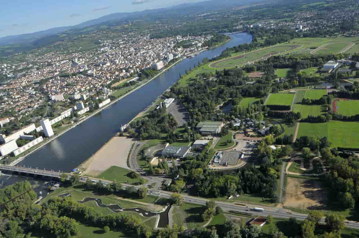 Vichy fait partie des 25 Territoires d'Industrie sélectionnés en novembre 2023. Sur les 25 choisis, 14 risquent de faire face à une pénurie de logements dans les années à venir pour accueillir les nouveaux arrivants liés à la création de nouveaux emplois et la croissance démographique.