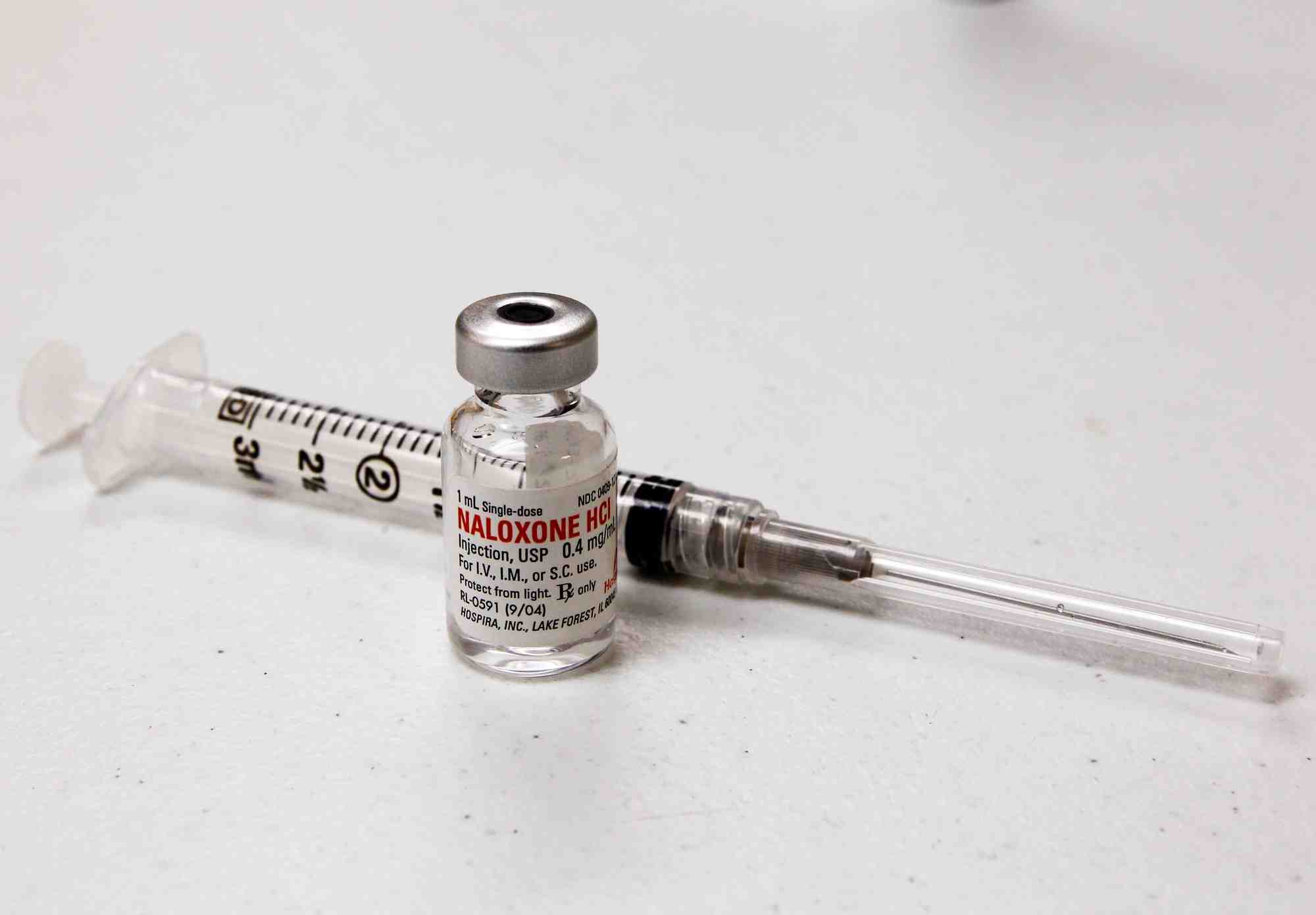 Photo d'un flacon de naloxone, destine aux personnes souffrant de surdoses d'opioides, et d'une seringue