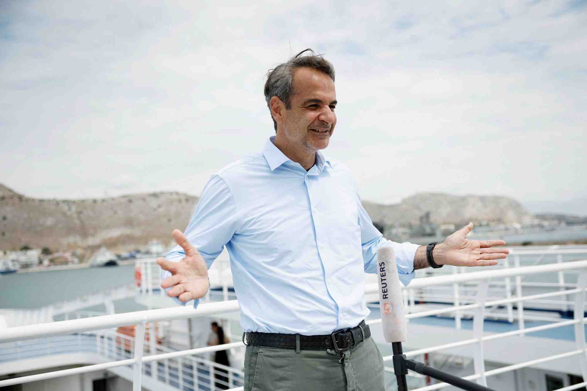 L'ancien premier ministre grec et leader du parti conservateur nouvelle democratie, kyriakos mitsotakis, parle lors d'une interview avec reuters sur un ferry pres de l'ile de salamina