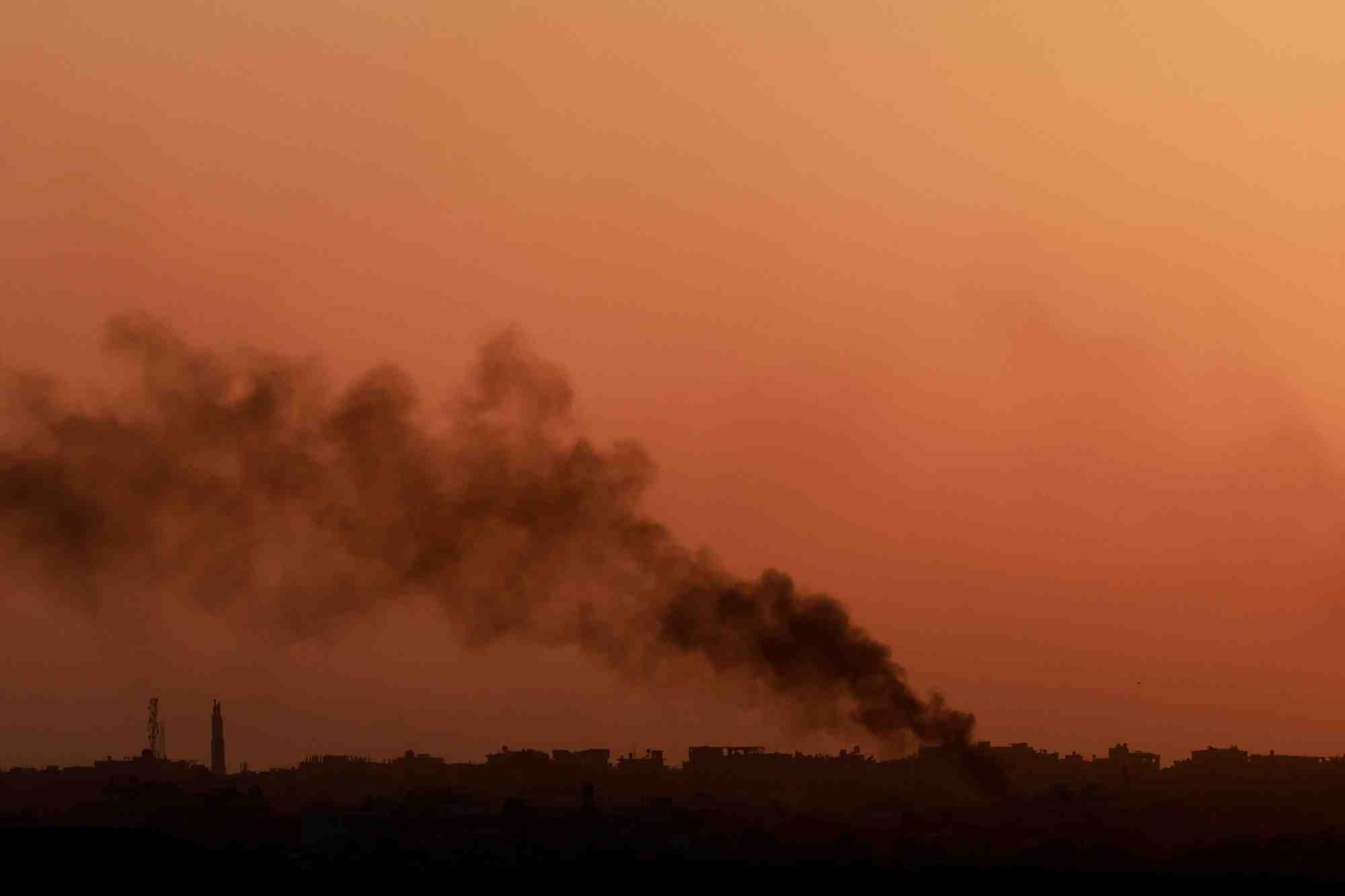 De la fumee s'eleve depuis gaza, vue d'israel