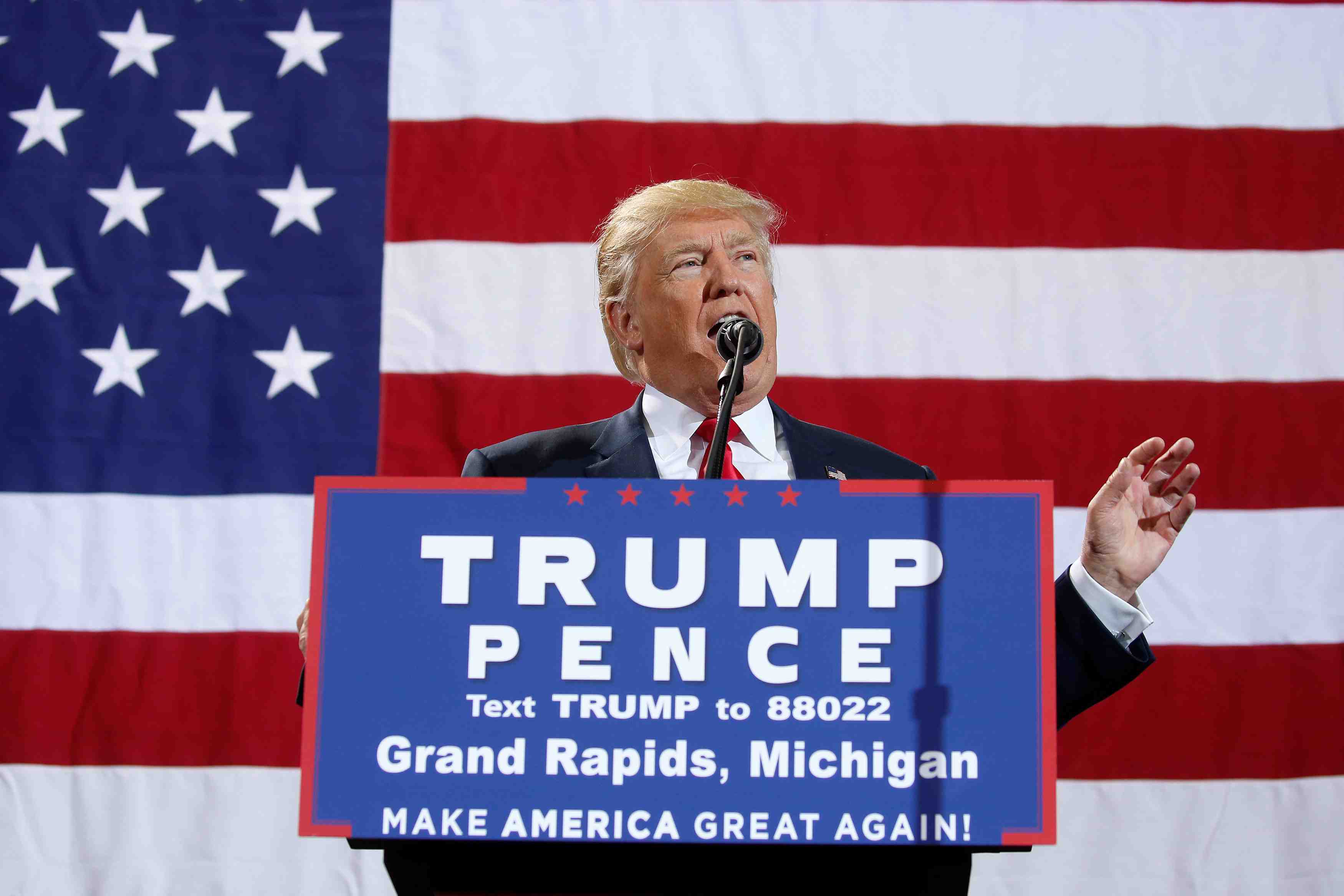 Trump accuse d'intimider les electeurs de quatre etats