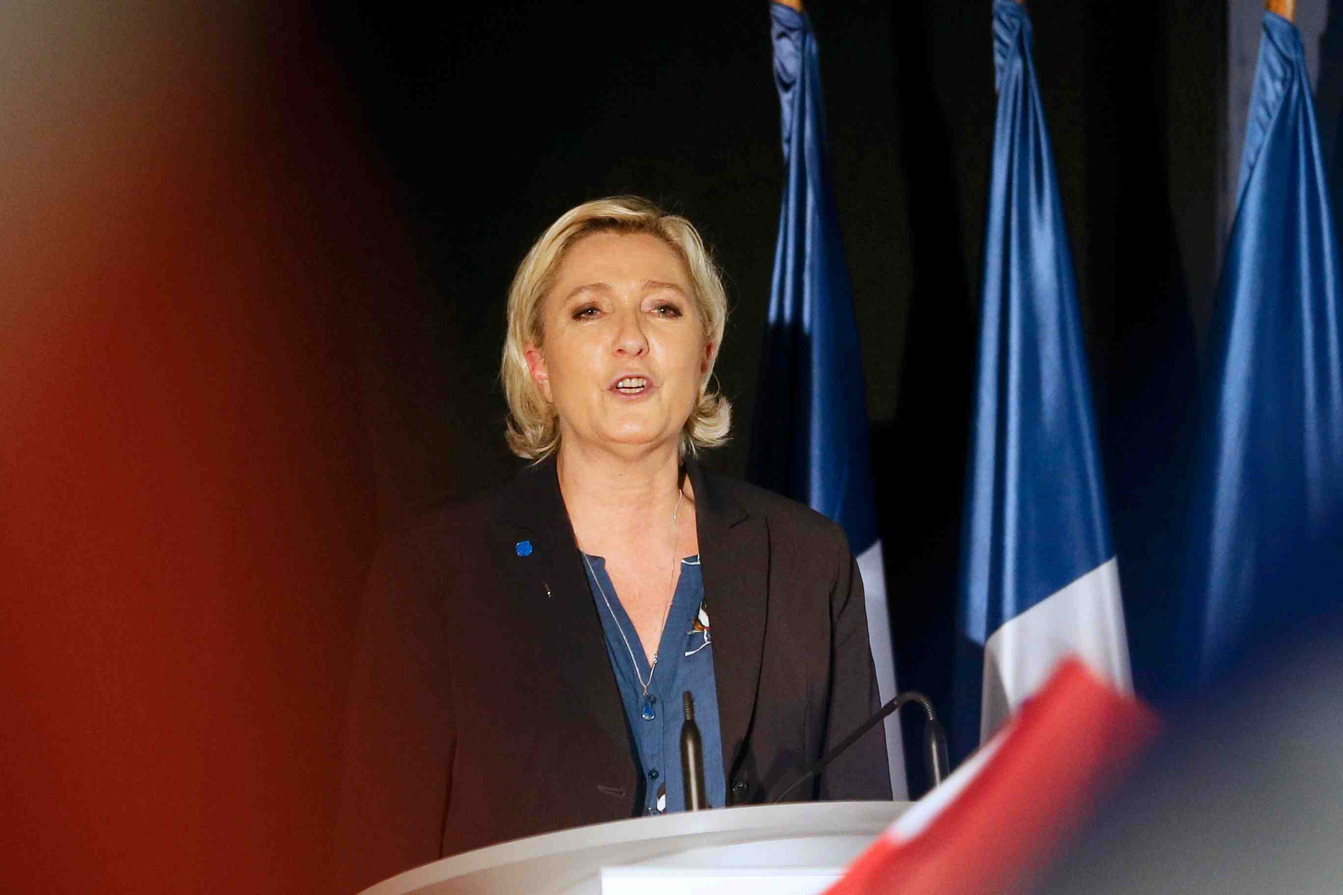 Marine le pen largement en tete au premier tour, selon un sondage opinionway