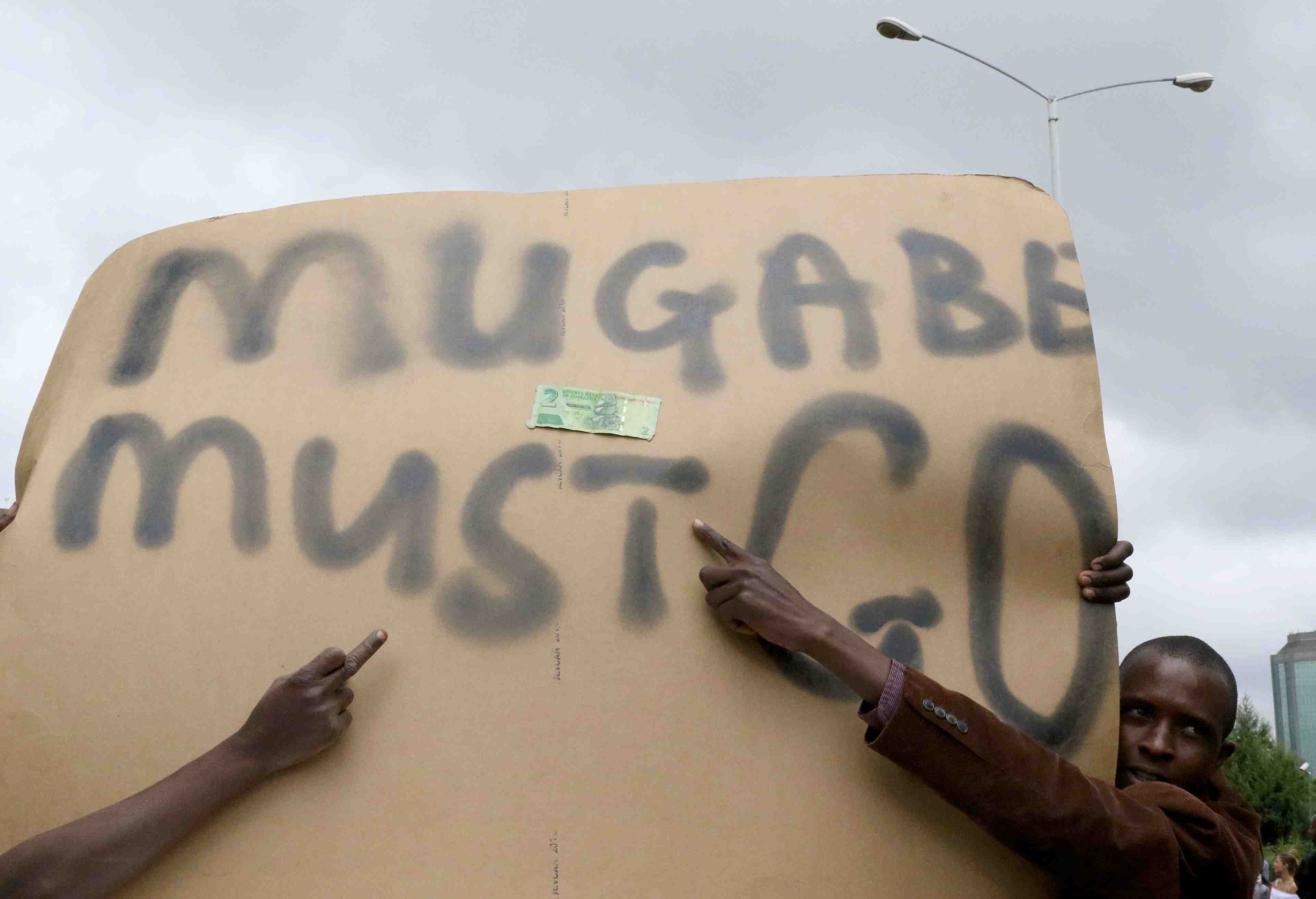 Le sort de robert mugabe a la tete du zimbabwe noue sous peu