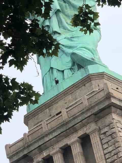 Usa: la statue de la liberte evacuee, une femme sur son piedestal