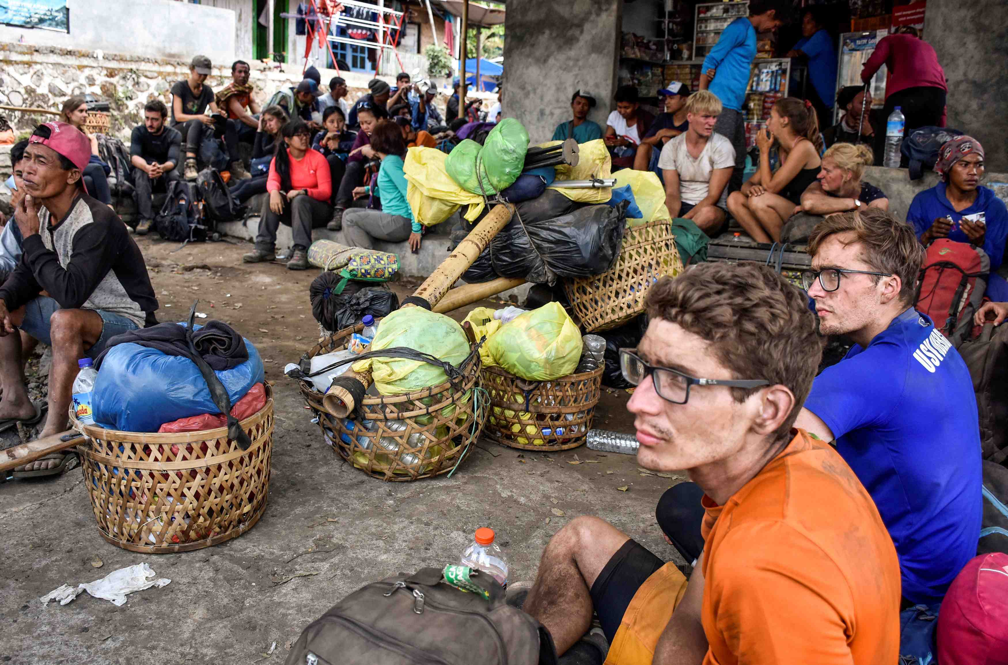 Des centaines de personnes bloquees sur le mont rinjani a lombok