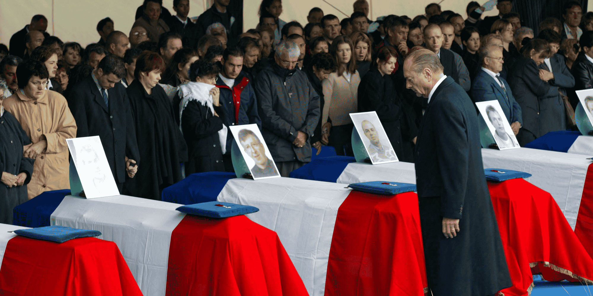Lors d'une cérémonie à Cherbourg le 13 mai 2002, le président français Jacques Chirac rend hommage aux onze Français tués lors d'un attentat suicide à Karachi, au Pakistan, le 8 mai 2002. Un kamikaze a lancé sa voiture sur un autobus de la DCN faisant exploser une bombe qui a tué 11 experts de la marine française et 2 Pakistanais et blessé 22 personnes.