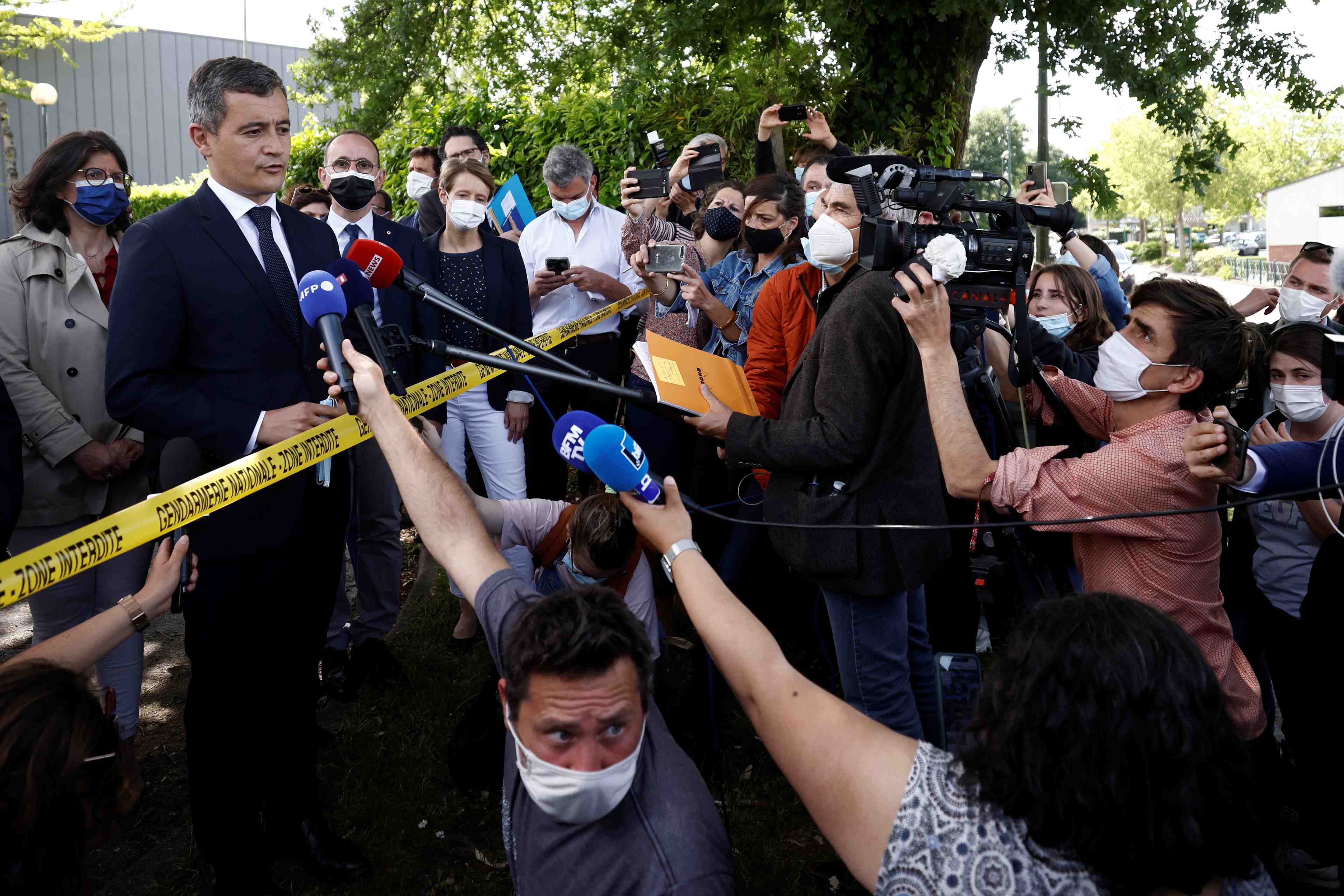France: la policiere attaquee pres de nantes survivra a ses blessures, declare darmanin