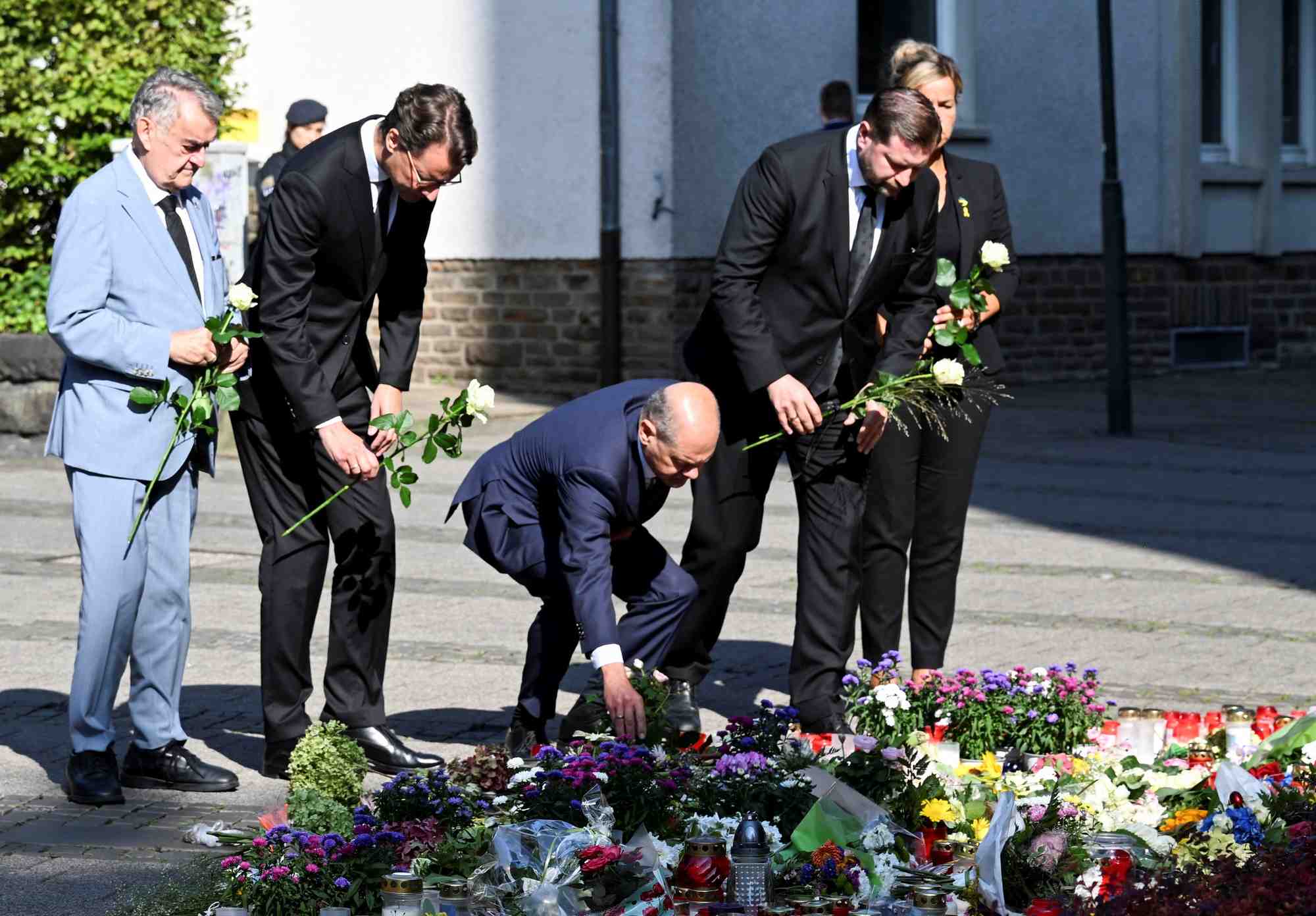 Olaf scholz sur le site ou trois personnes ont ete tuees lors d'une attaque vendredi
