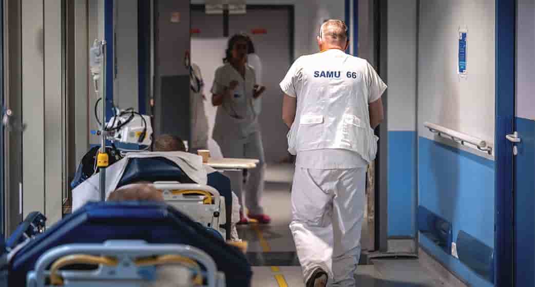 Un ambulancier du Samu passe devant des patients attendant sur des civières aux urgences du centre hospitalier de Perpignan.