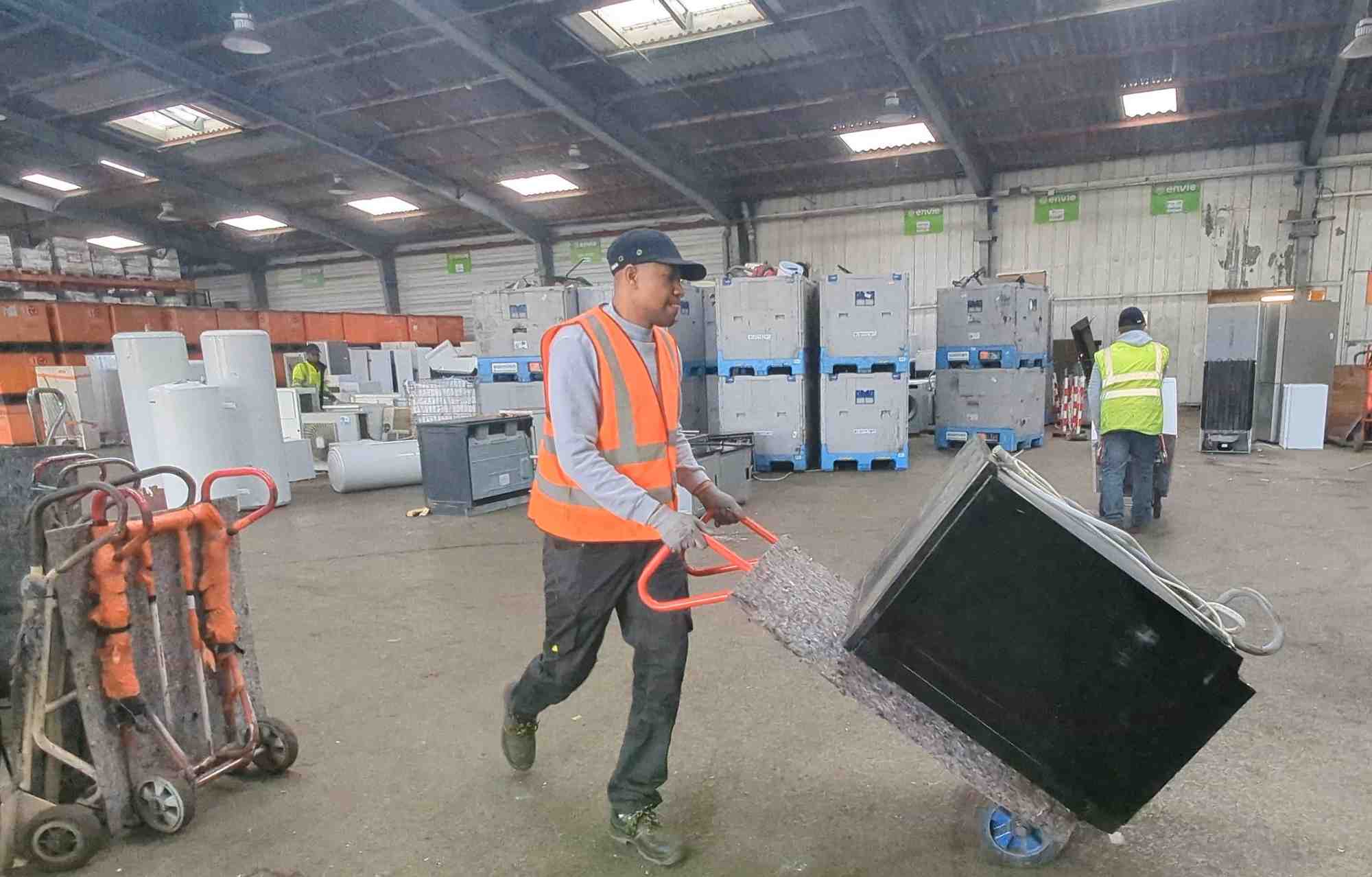 Les résultats de l’appel d’offre « logistique » lancé par l’éco-organisme Ecosystem mettent en péril l’avenir du réseau Envie, un acteur de l’économie circulaire et de l’insertion en France. À Rennes, 230 emplois sont potentiellement touchés dont 150 en insertion.