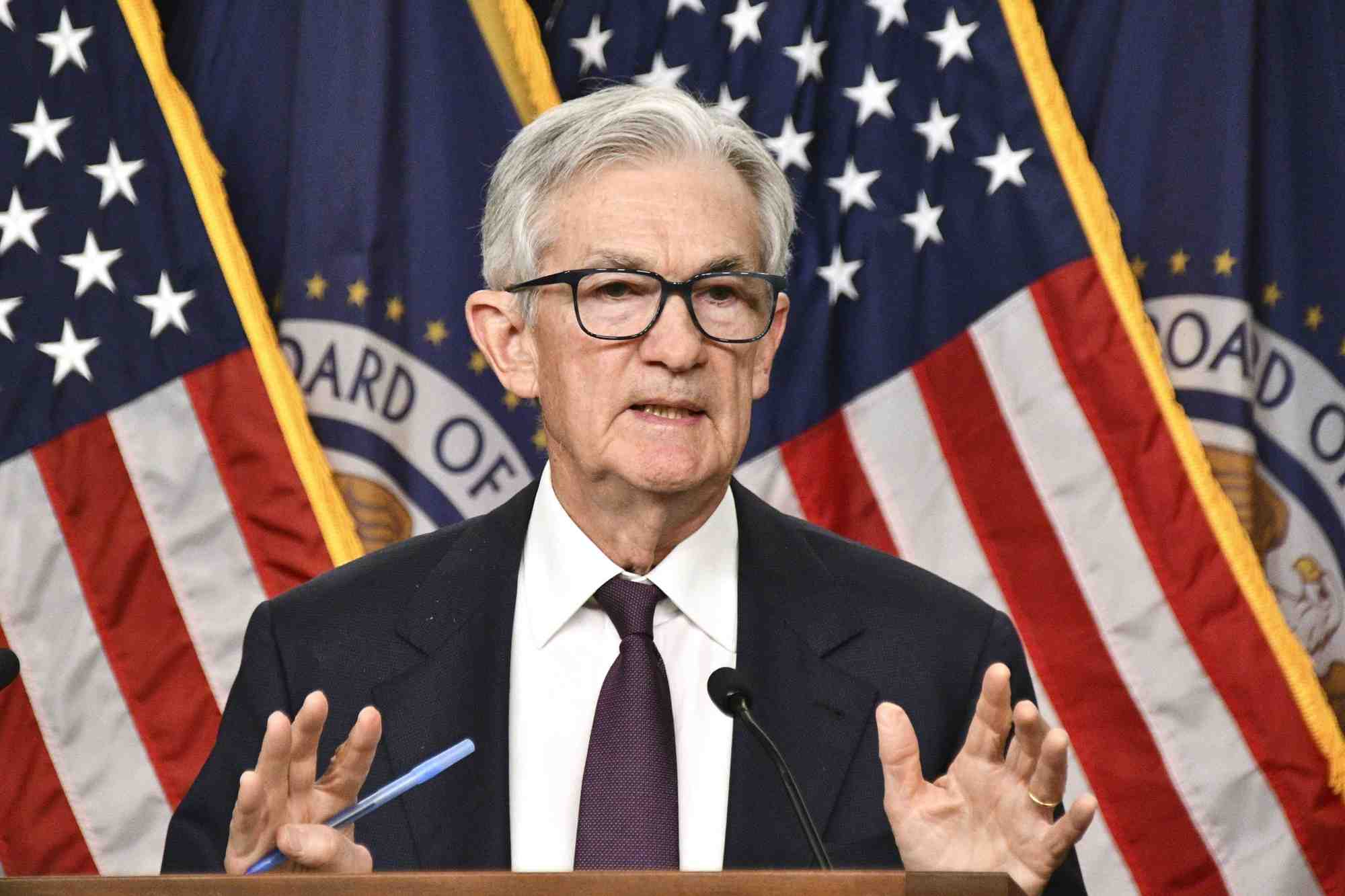 Le président de la Fed, Jerome Powell, devrait ajuster ses prévisions de croissance et d'inflation.