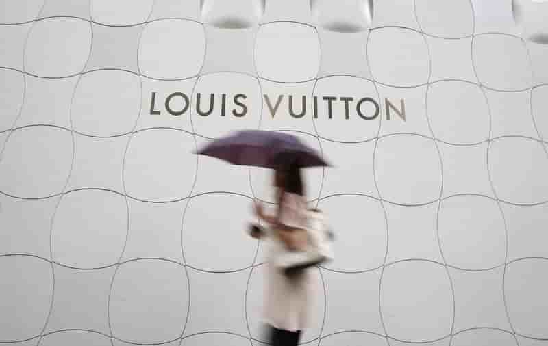 Lvmh, plus forte baisse du cac 40 a mi-seance
