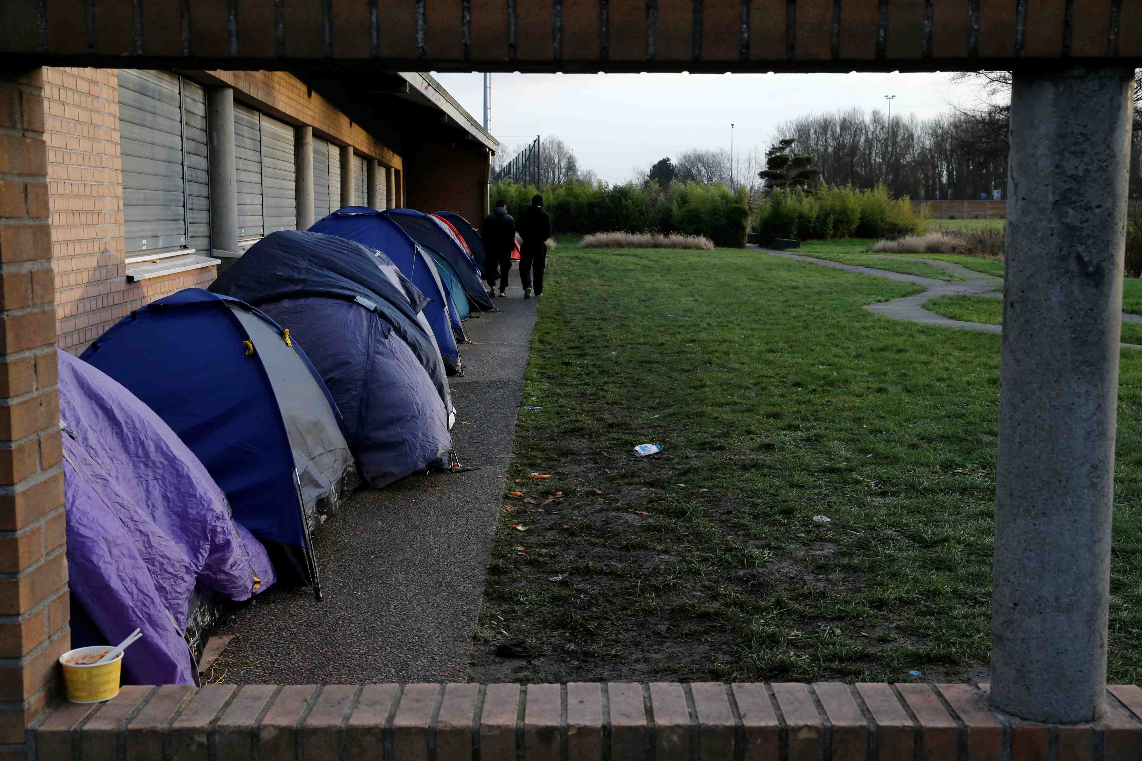 Grande-synthe: la justice ordonne l'expulsion d'un millier de migrants