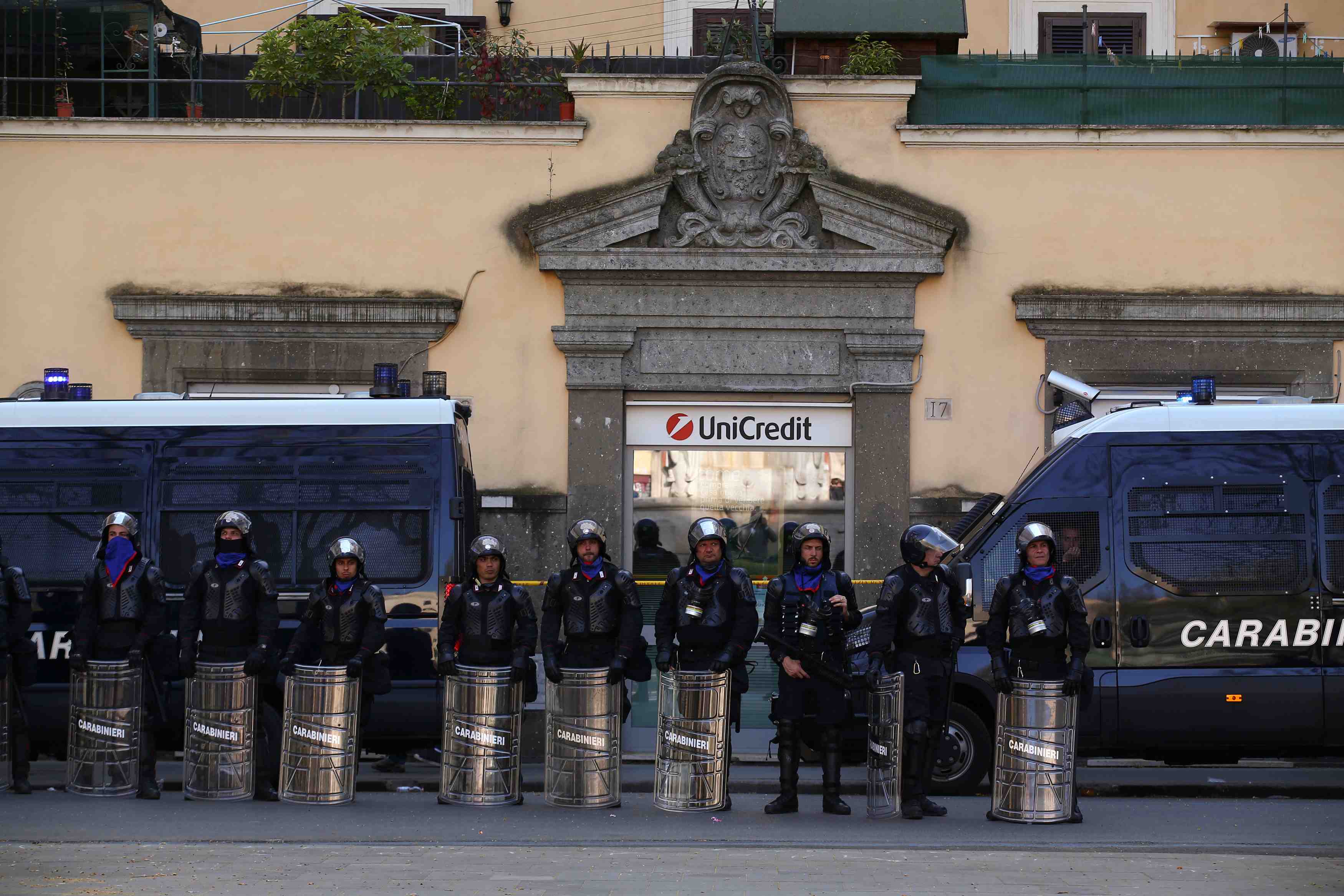 Unicredit publie une perte moins elevee que prevu, le titre flambe