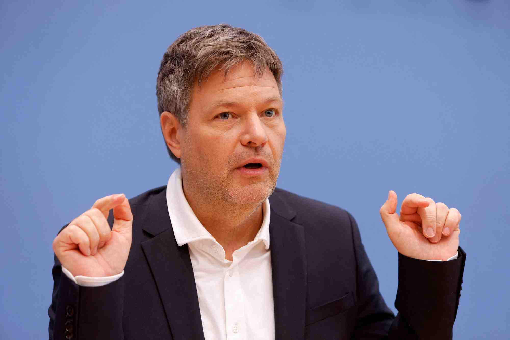 Face a la penurie de main-d'oeuvre, l'allemagne devra compter sur une immigration massive, dit habeck