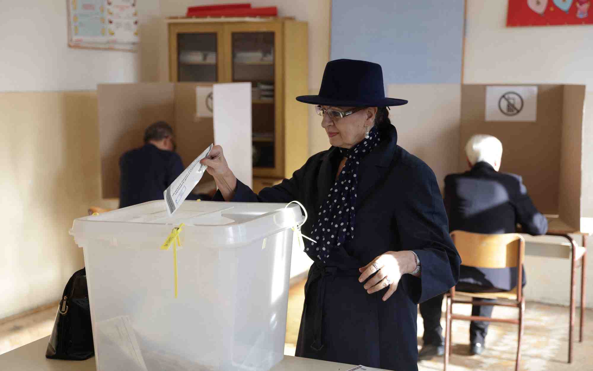 Elections presidentielles et parlementaires dans un centre de vote situe dans une ecole de livno