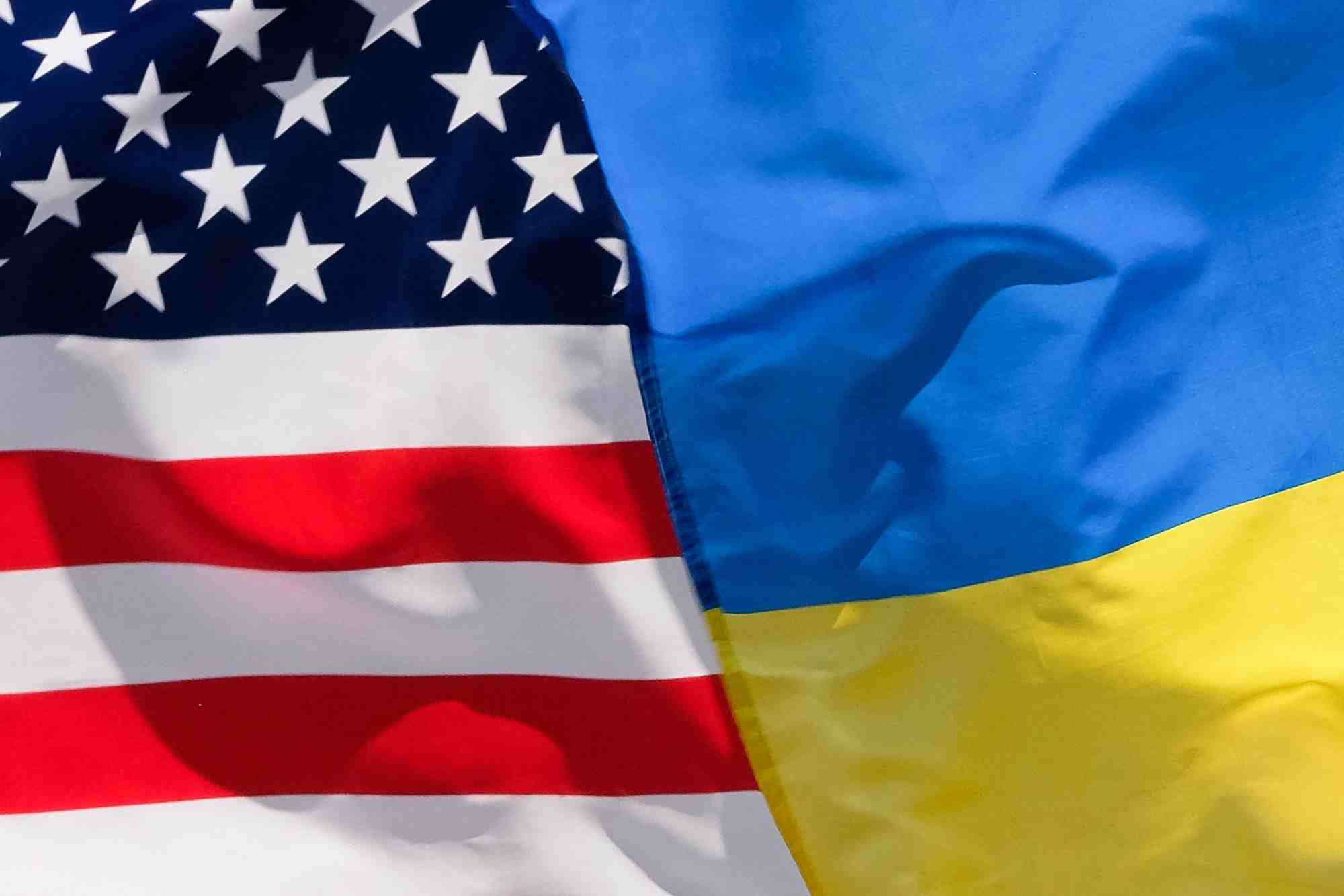 Les drapeaux americain et ukrainien