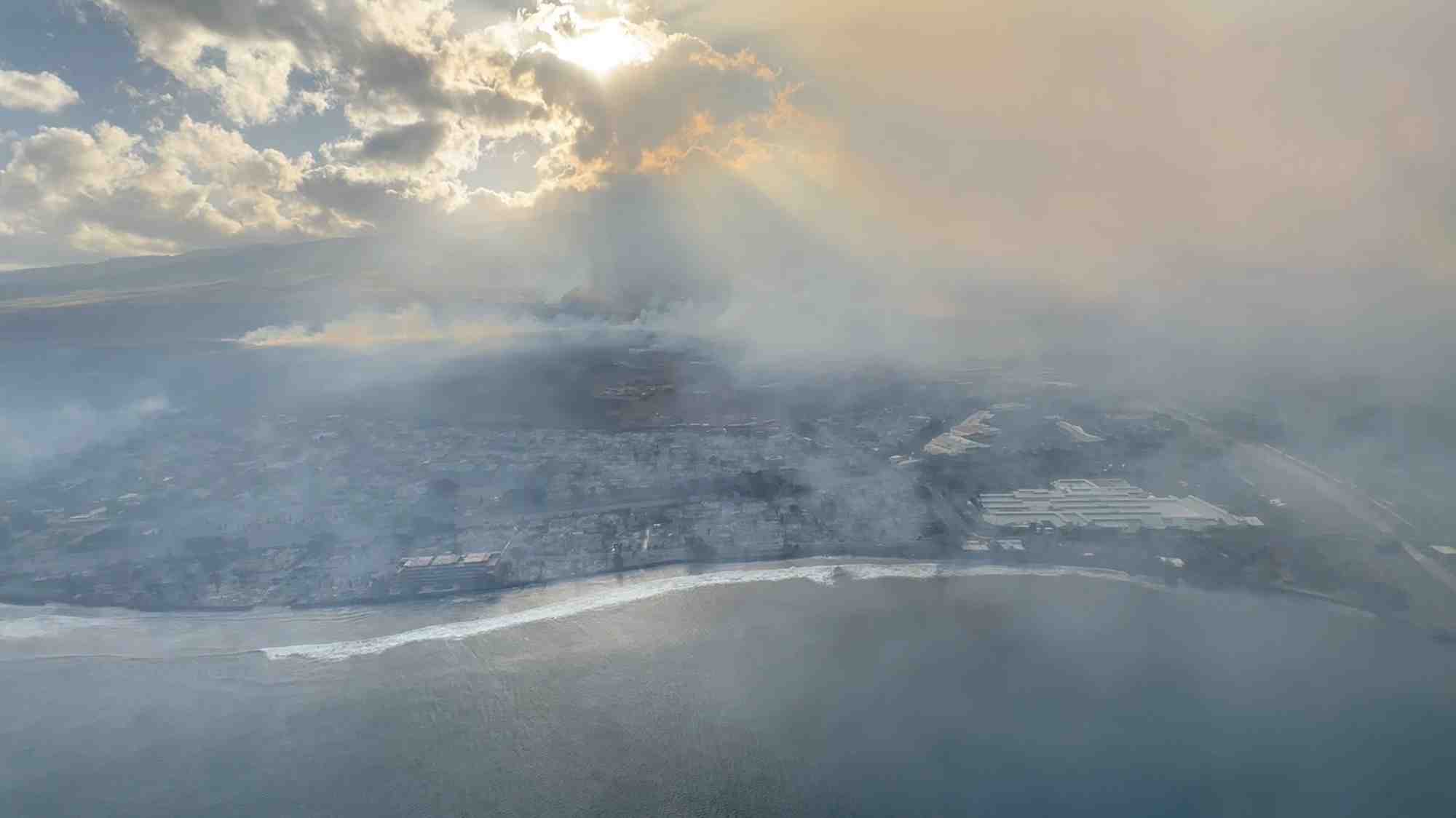 Vue aerienne de la cote de lahaina a la suite des incendies de foret