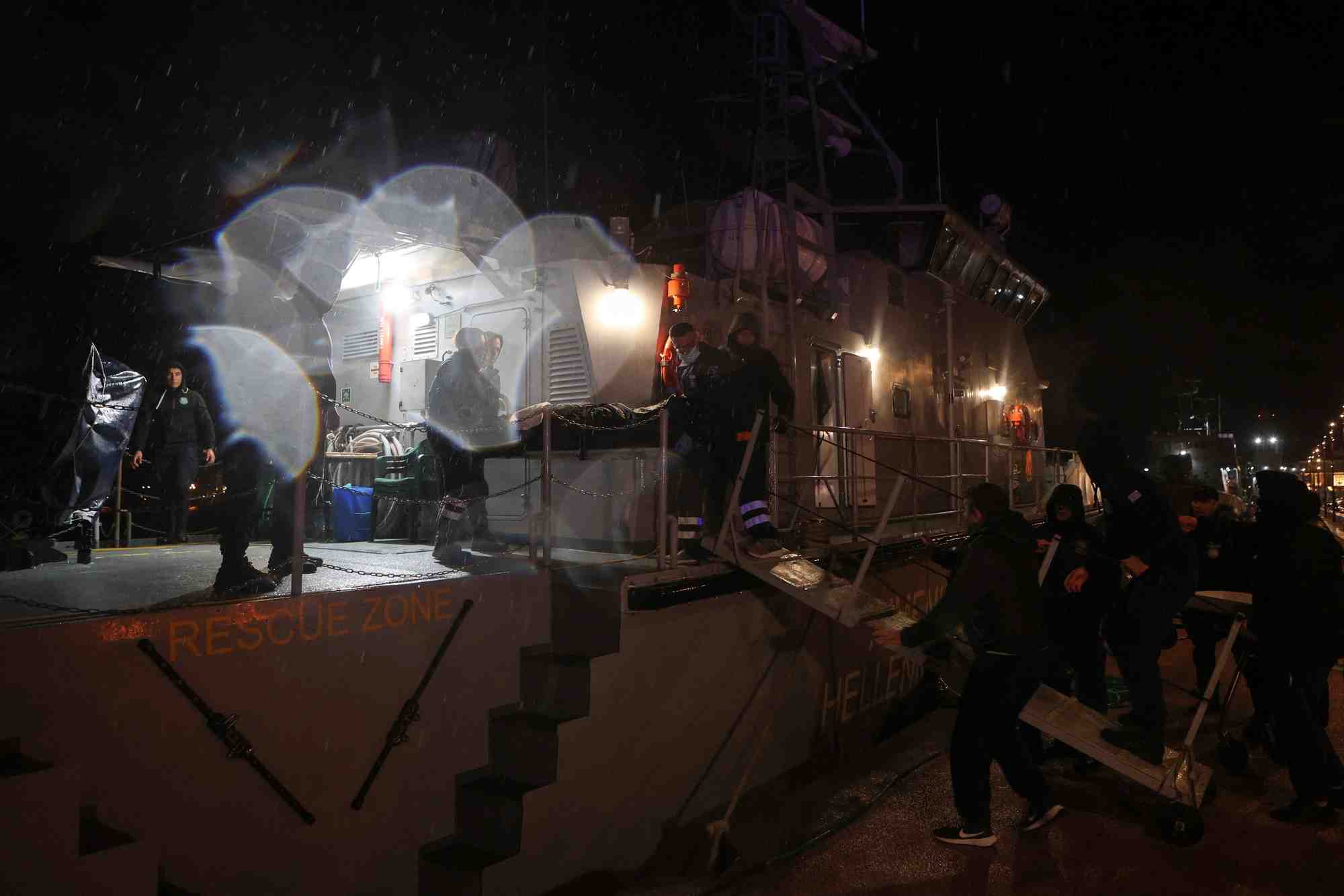 L'operation de sauvetage, suite au naufrage du navire au large de l'ile de lesbos, en grece
