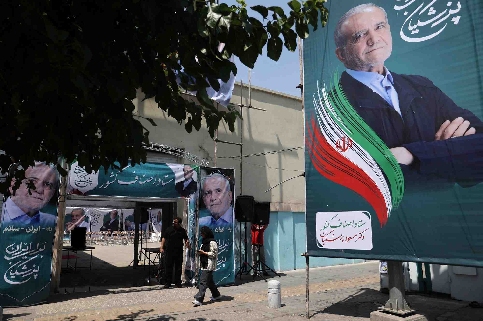 Une banniere du candidat a la presidence iranienne massoud pezeshkian, a teheran