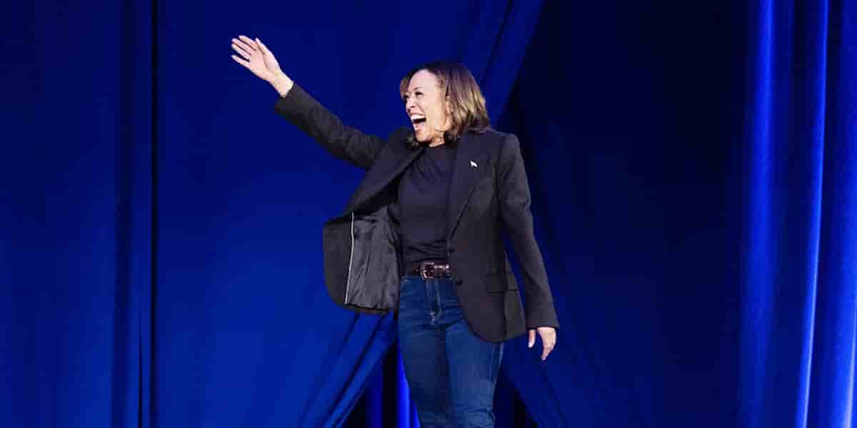 Kamala Harris, La vice-présidente américaine et candidate démocrate à la présidentielle arrive à un événement de campagne au Oakland Expo Center, dans le canton de Waterford, Michigan, le 18 octobre 2024.