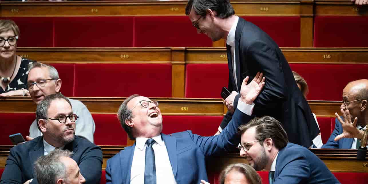 François Hollande, Aurélien Rousseau, et d'autres députés socialistes lors de la séance des questions d'actualités à l'Assemblée nationale.