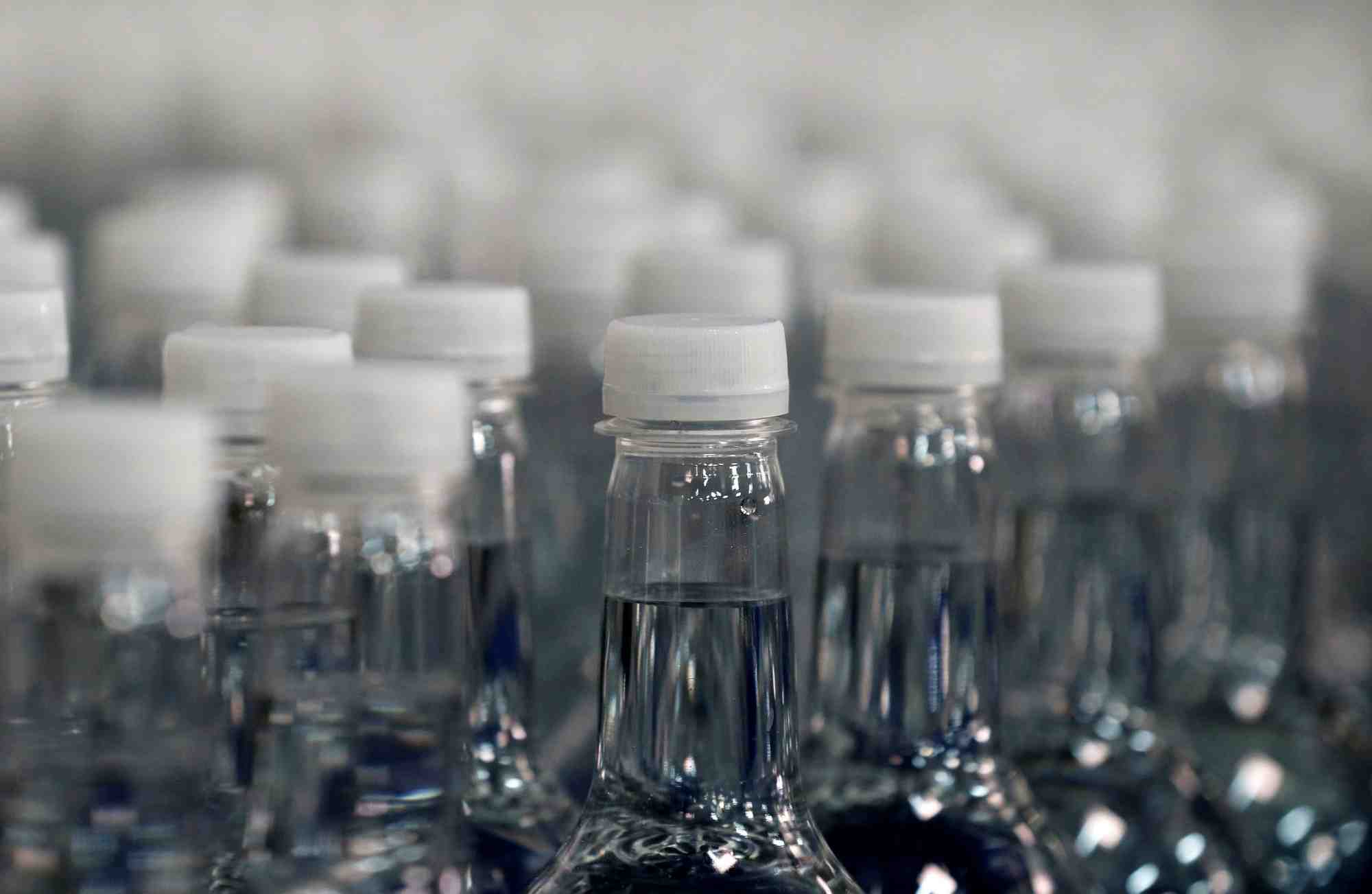 L'entreprise de Clermont-Ferrand a mis au point un procédé innovant permettant, grâce à des enzymes, de décomposer les bouteilles en polytéréphtalate d'éthylène (PET) dans leur matériau d'origine qui peut de nouveau être utilisé.
