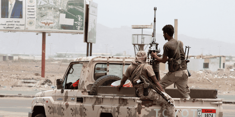 Samedi, à Aden, la capitale du sud, les séparatistes, soutenus par les Emirats arabes unis, ont investi les camps militaires du gouvernement officiel yéménite.