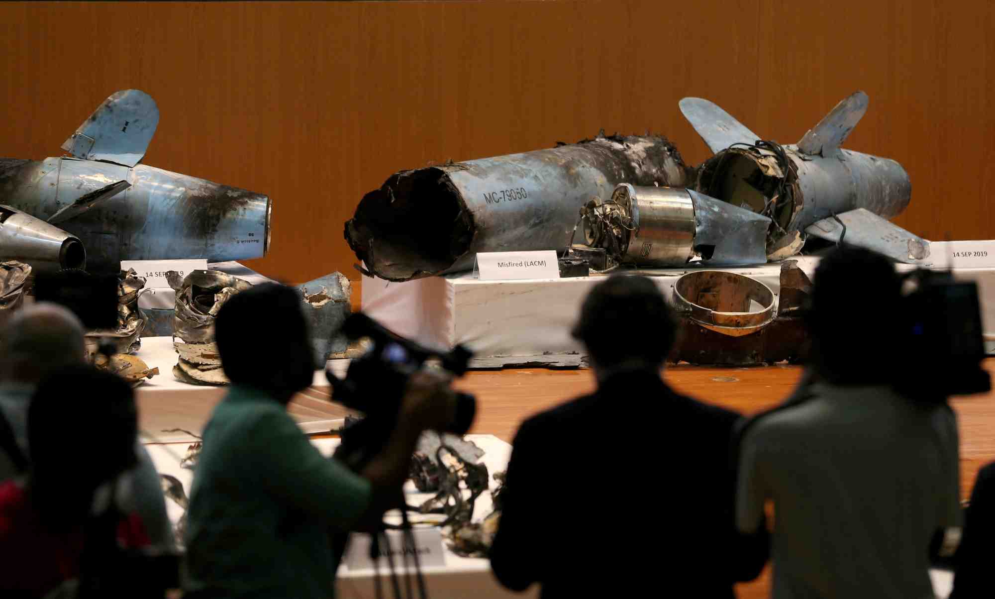Les restes de missiles et de drones qui, d'après le gouvernement saoudien, ont été utilisés pour attaquer une installation pétrolière Aramco, sont exposés lors d'une conférence de presse à Riyadh, en Arabie saoudite, le 18 septembre 2019.