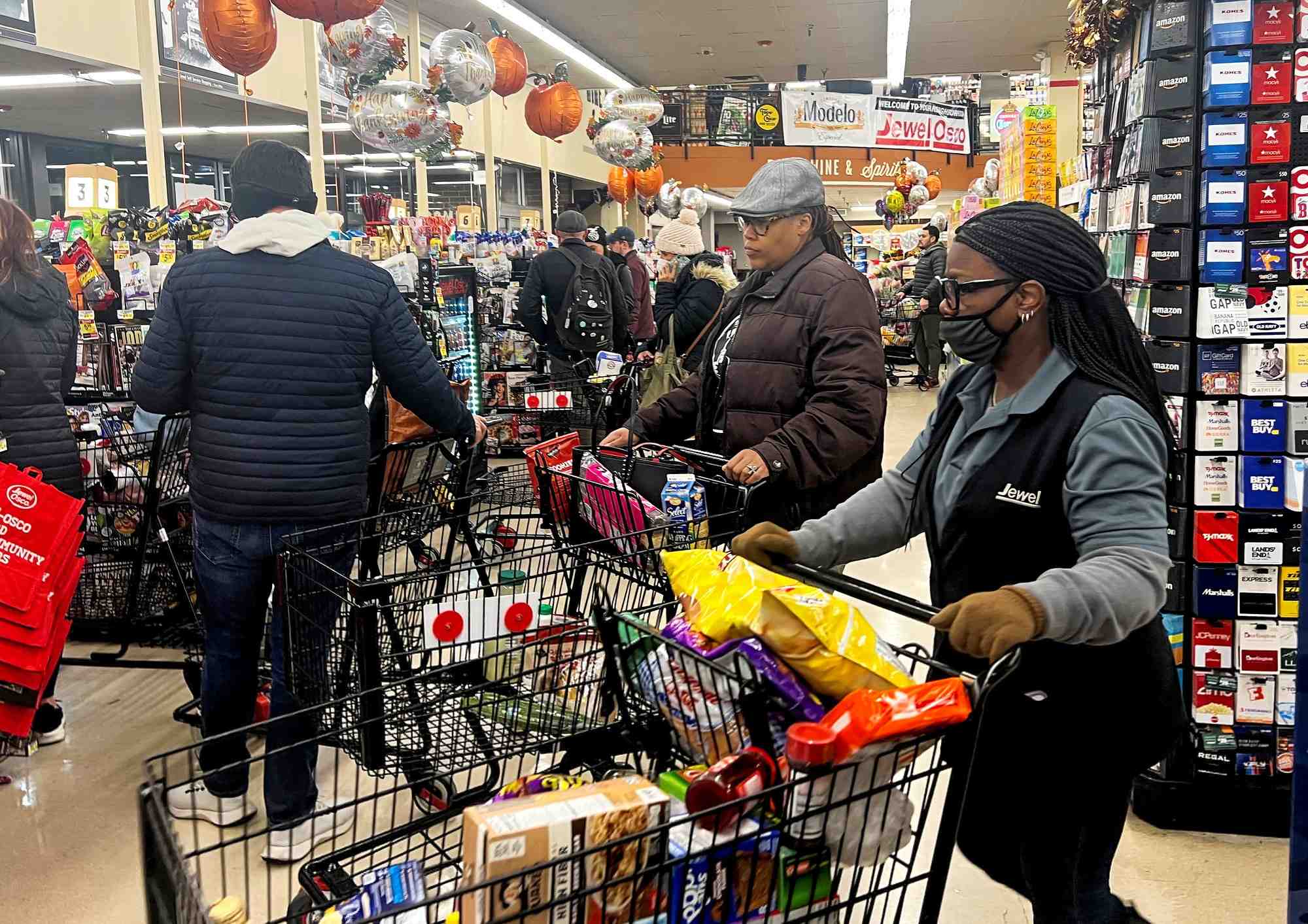 Des clients dans un supermarche avant la thanksgiving a chicago