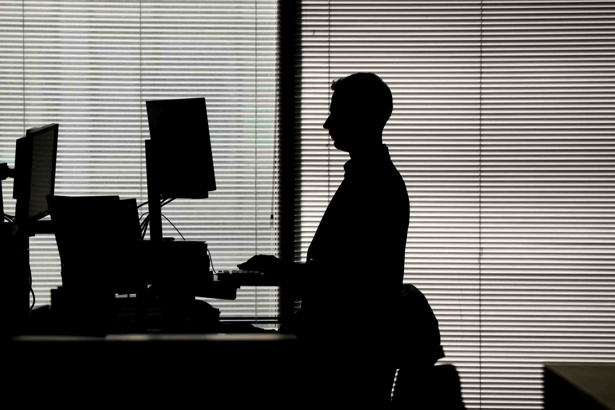 Un homme travaille dans un bureau a canary wharf, londres