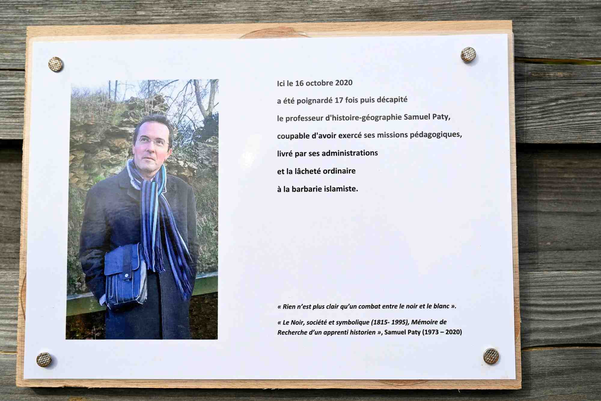 Une plaque commemorative pour l'enseignant assassine samuel patty a conflans-sainte-honorine