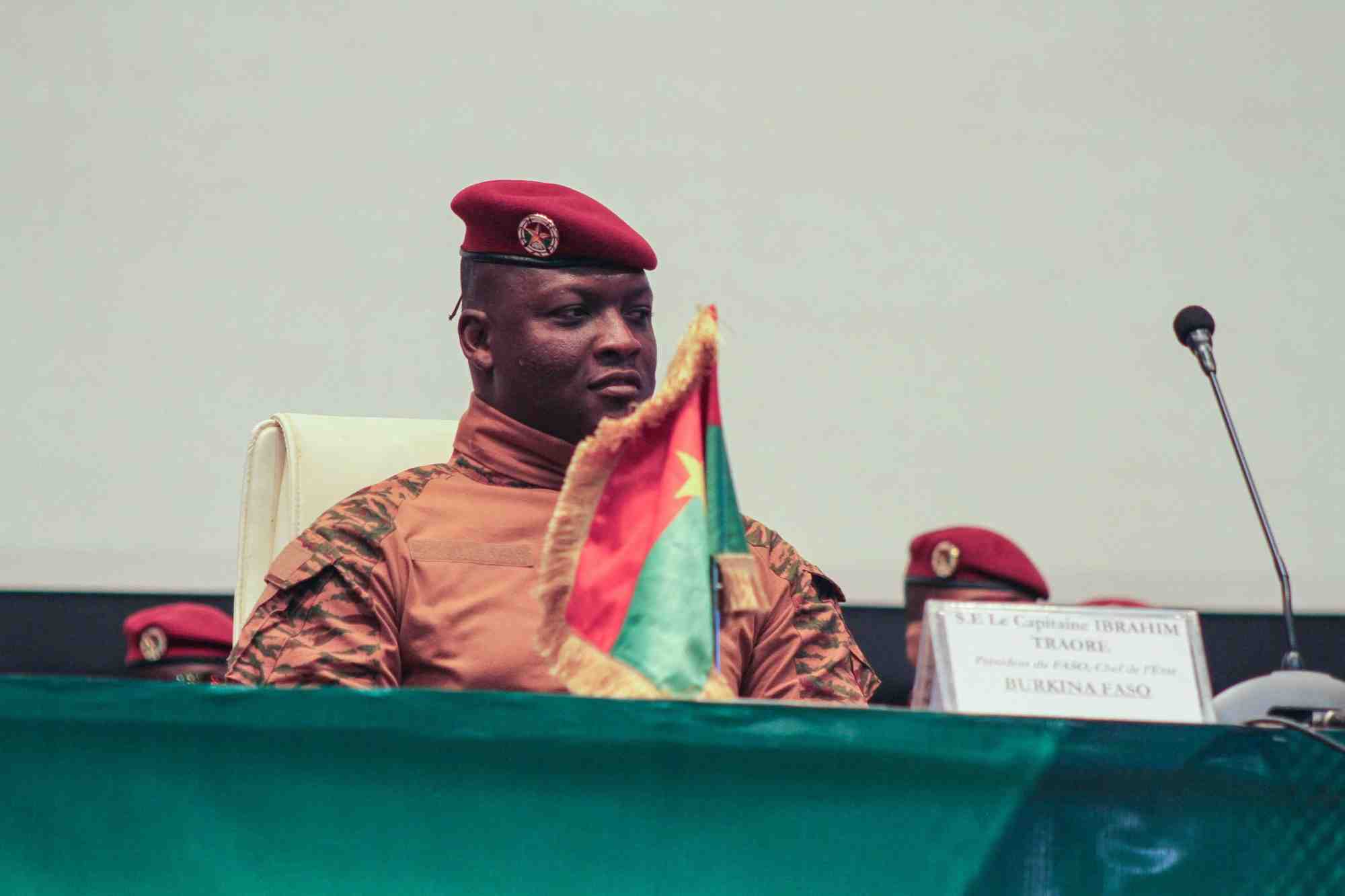 Le capitaine ibrahim traore, dirigeant du burkina faso, assiste a un sommet a niamey, au niger