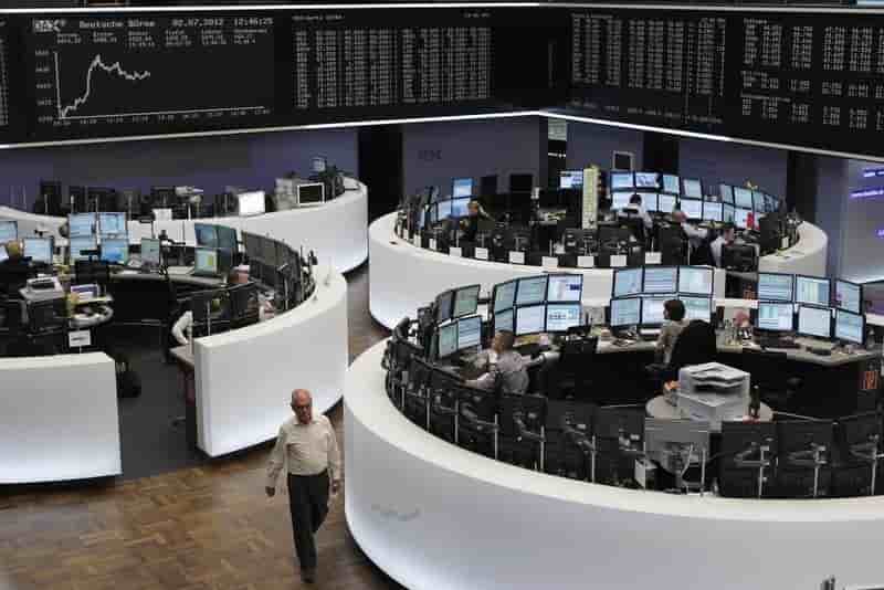 Les bourses europeennes evoluent peu a mi-seance
