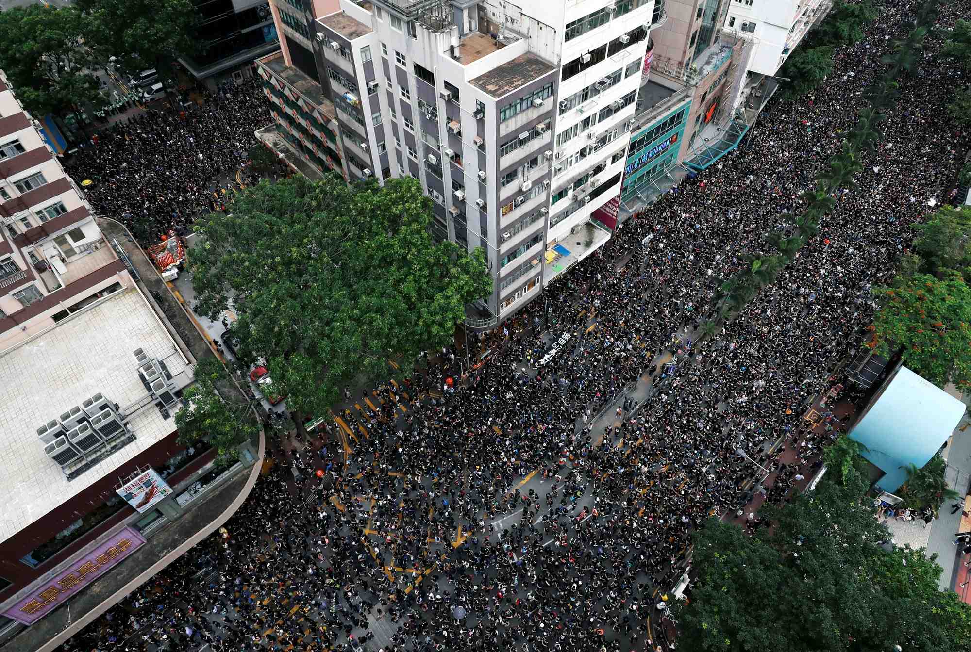 Des centaines de milliers de manifestants défilent dans les rues de Hong Kong.
