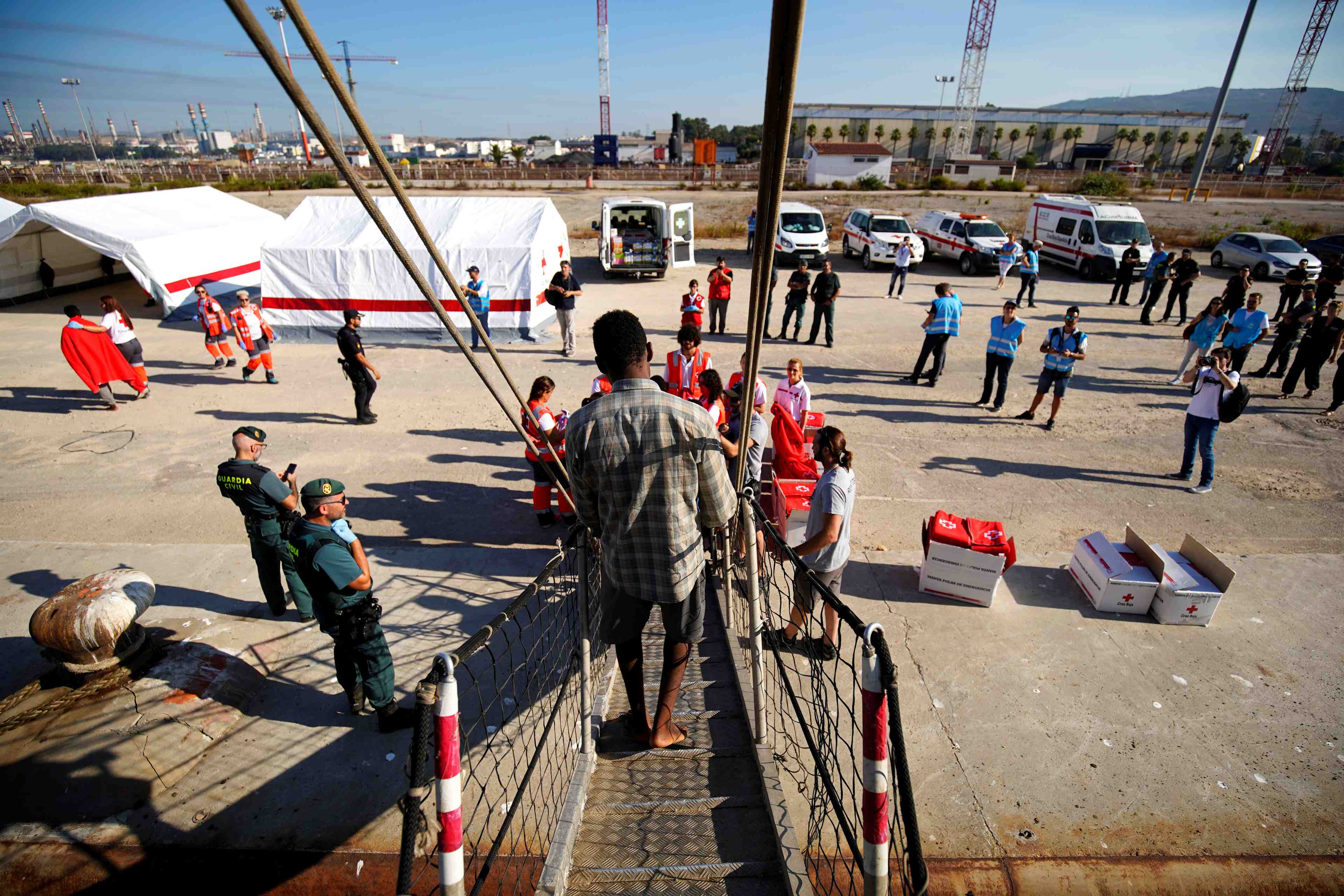 Un navire humanitaire accoste avec 87 migrants a algesiras