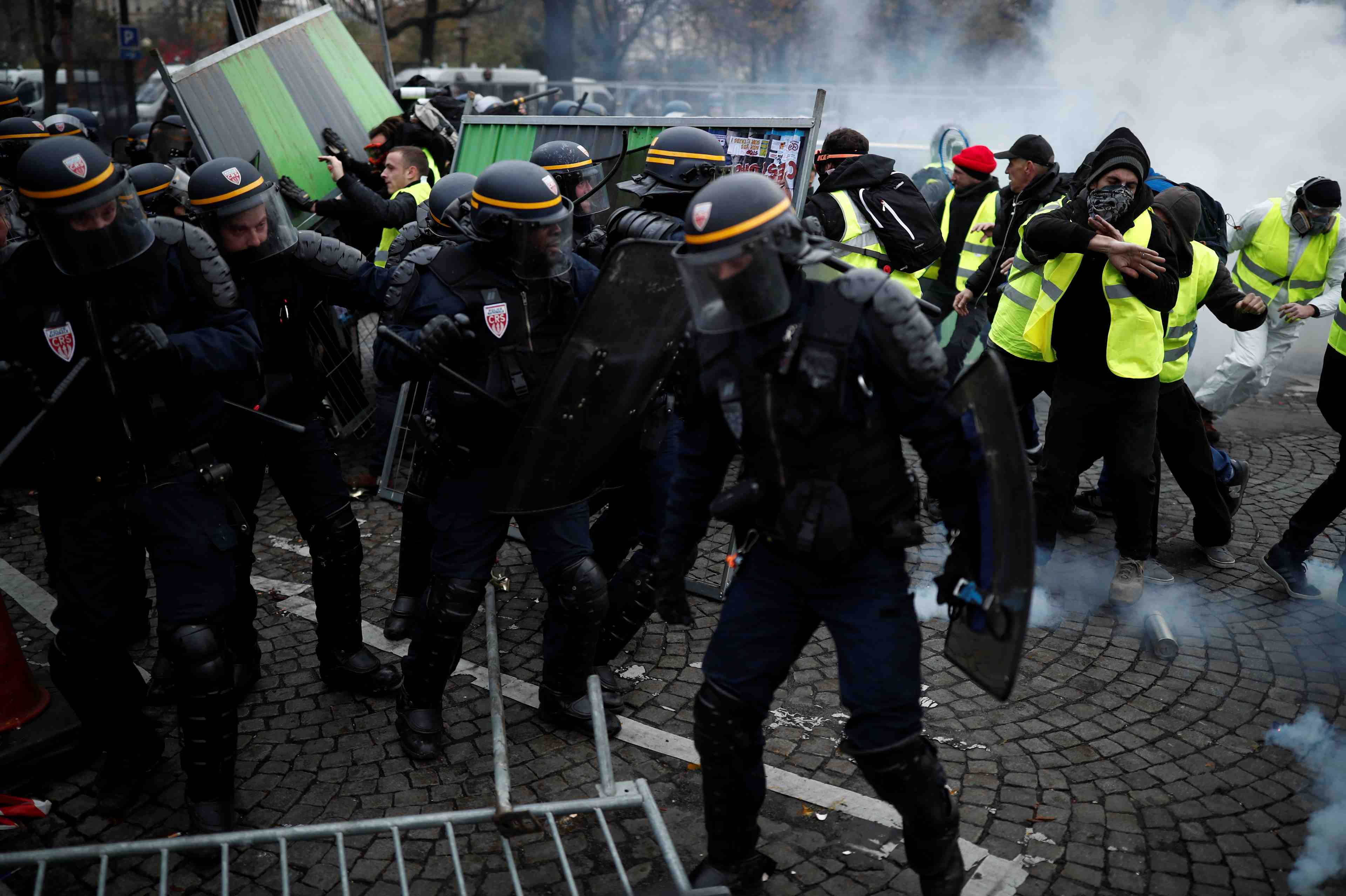 Les "gilets jaunes" investissent les champs-elysees, des tensions