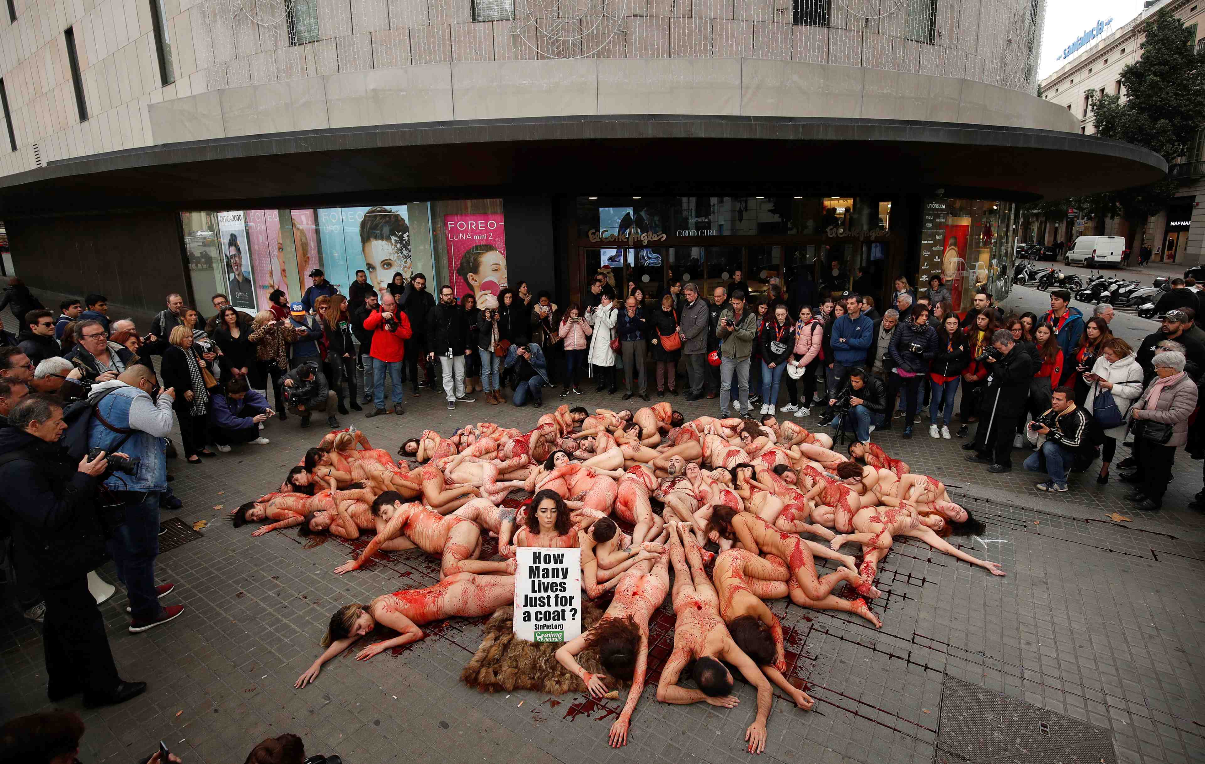 Manifestation contre l'utilisation de la fourrure et du cuir a barcelone