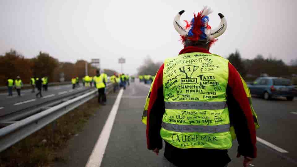 Des gilets jaunes bloquant les axes de circulation en novembre 2018.