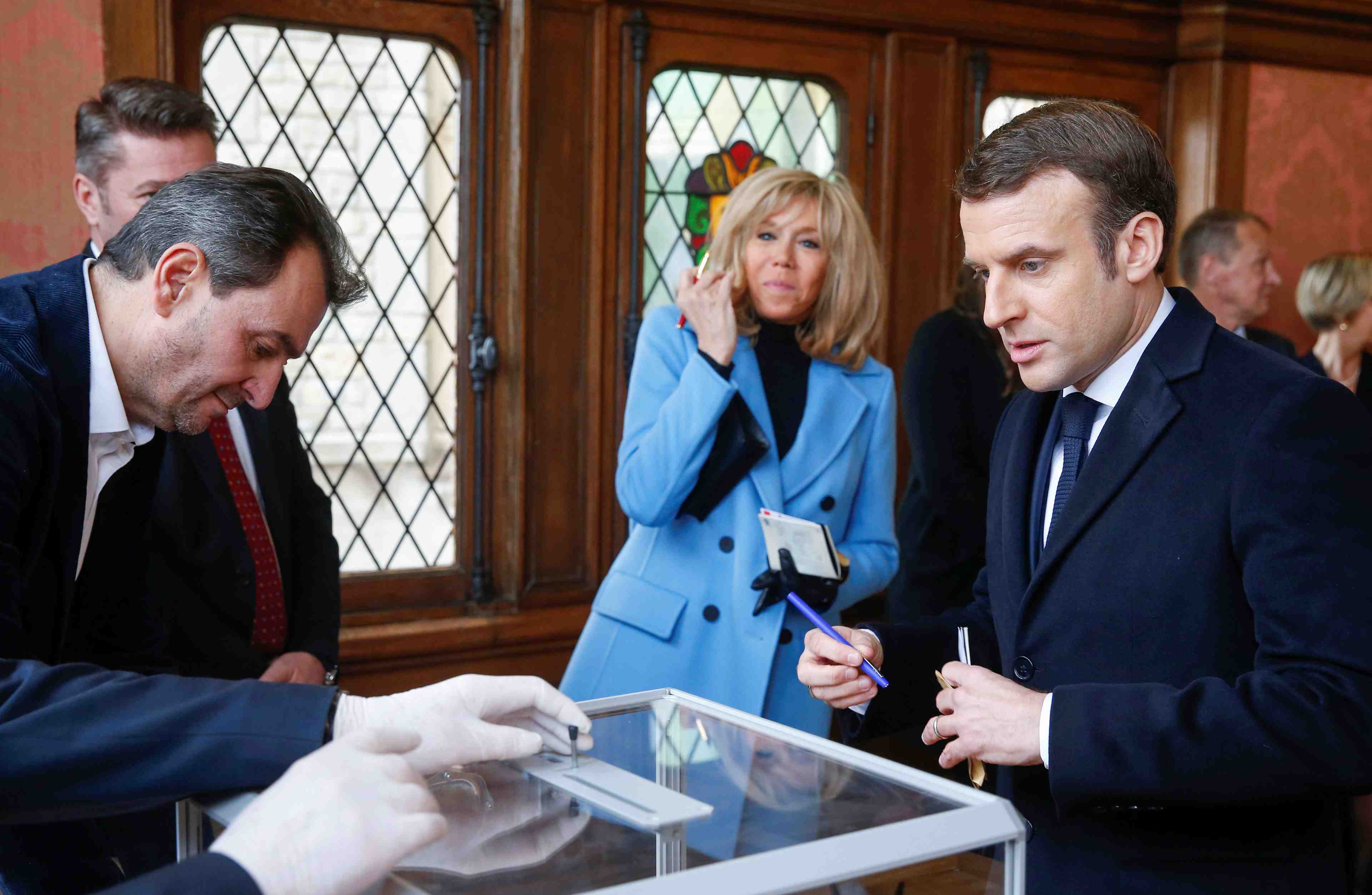 Macron: "je suis garant de la sante de nos concitoyens mais egalement de la vie democratique"