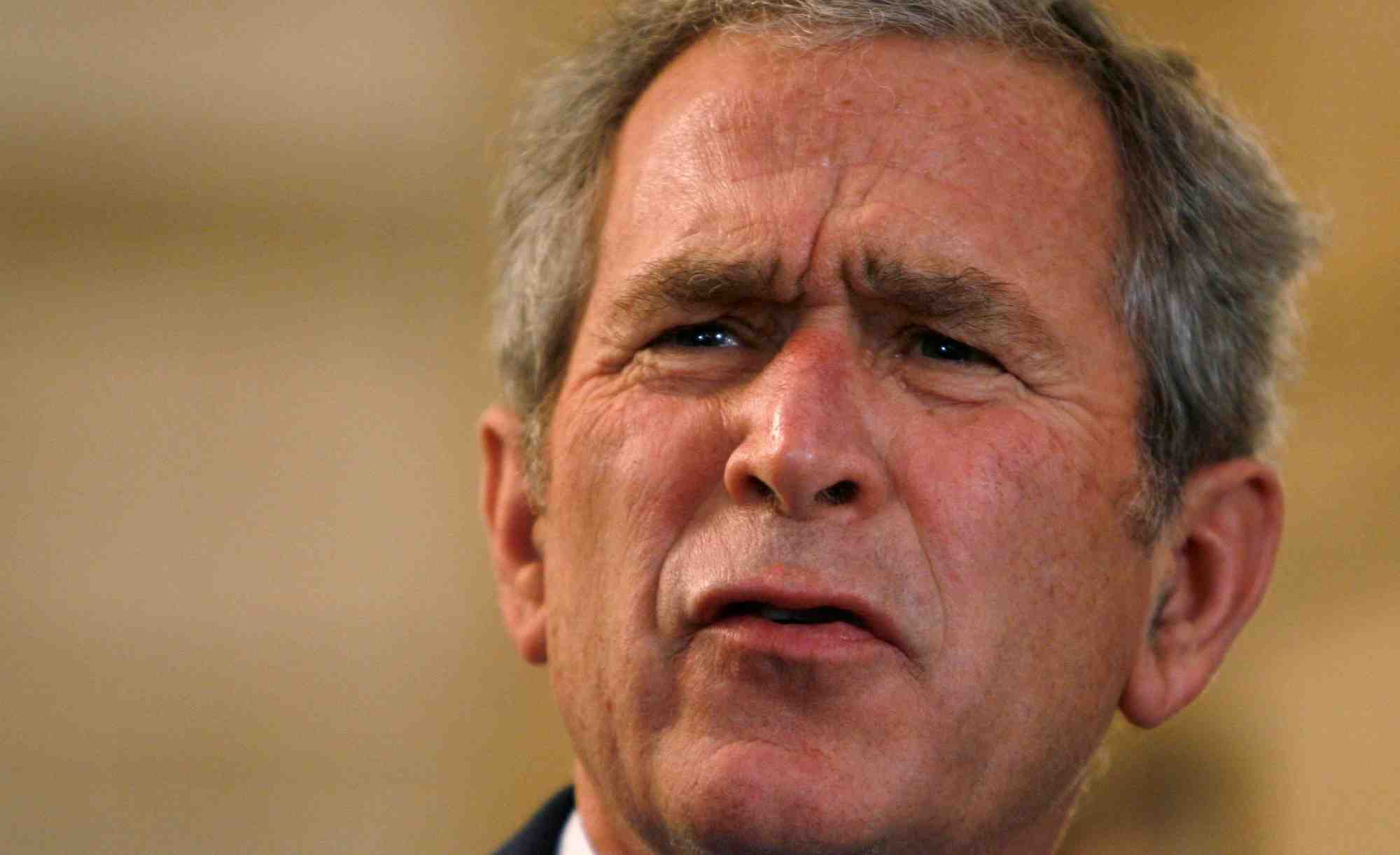 Usa: george w. bush qualifie l'invasion de l'irak d'"injustifiee" avant de se reprendre