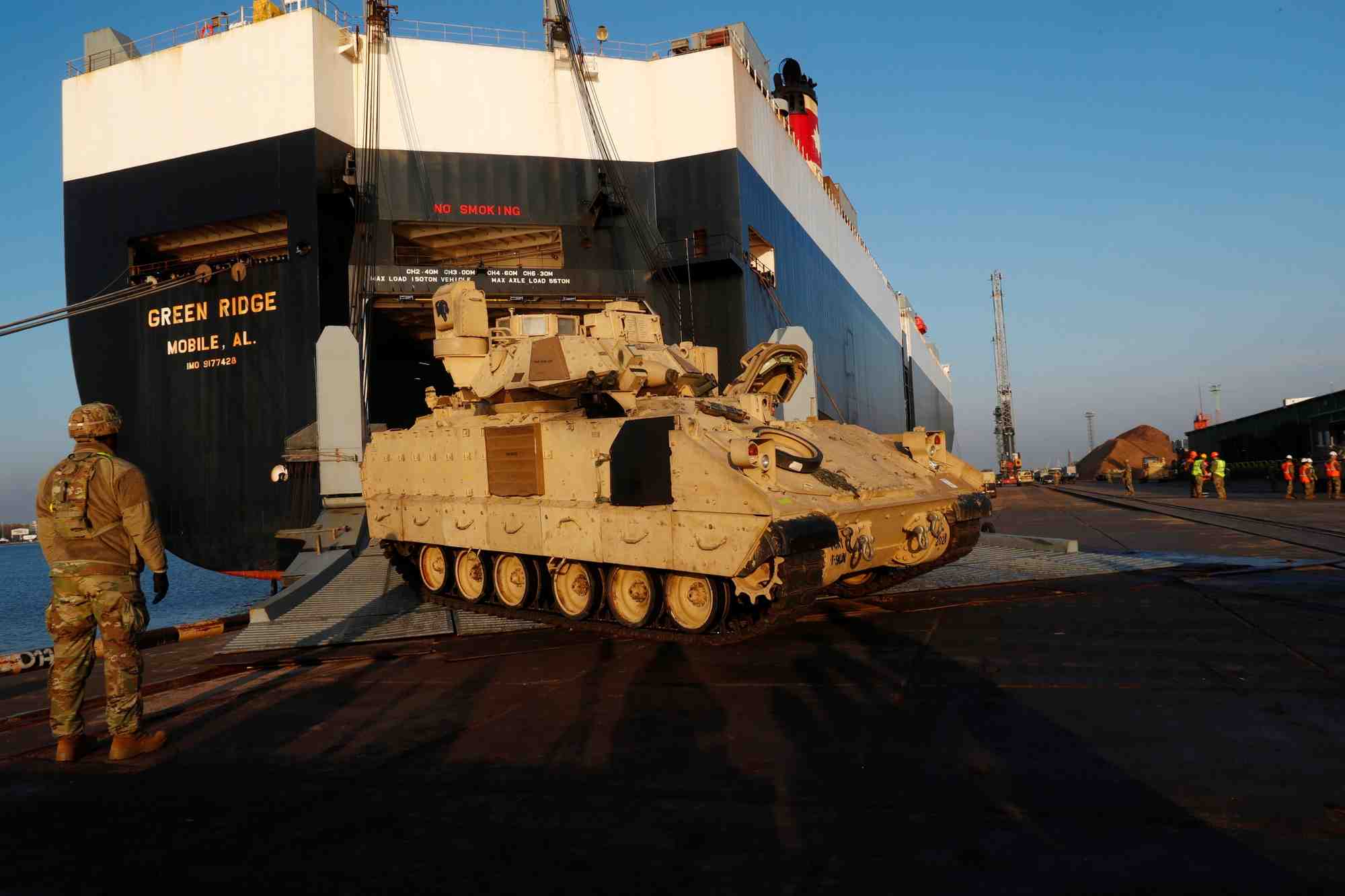 Photo d'archives du vehicule de combat de cavalerie bradley de l'armee americaine quittant le navire dans le port de riga