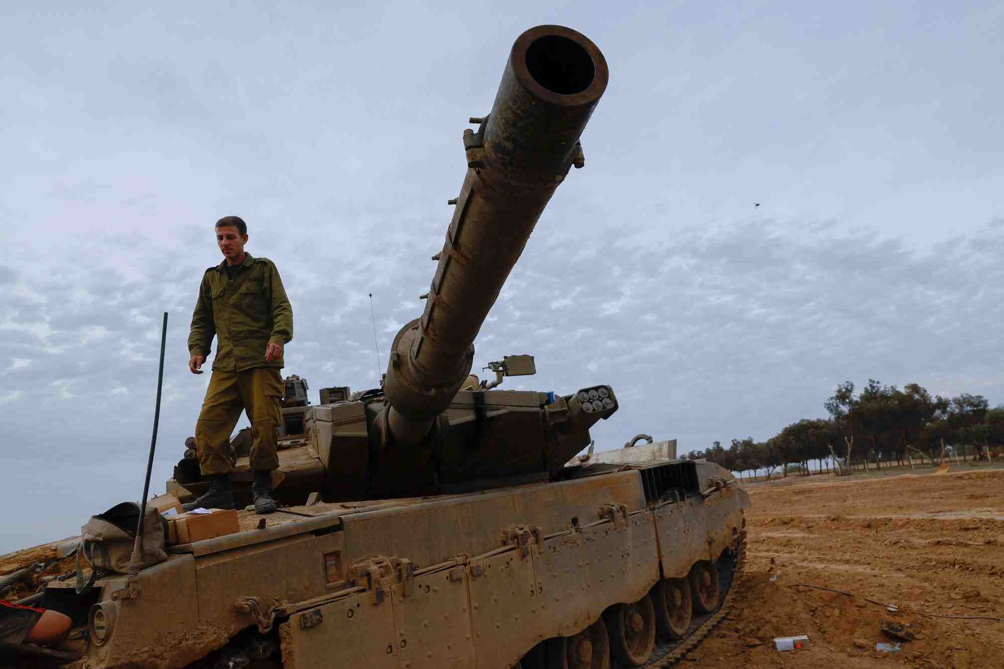 Chars merkava pres de la frontiere entre israel et gaza, lors d'une treve temporaire entre le hamas et israel