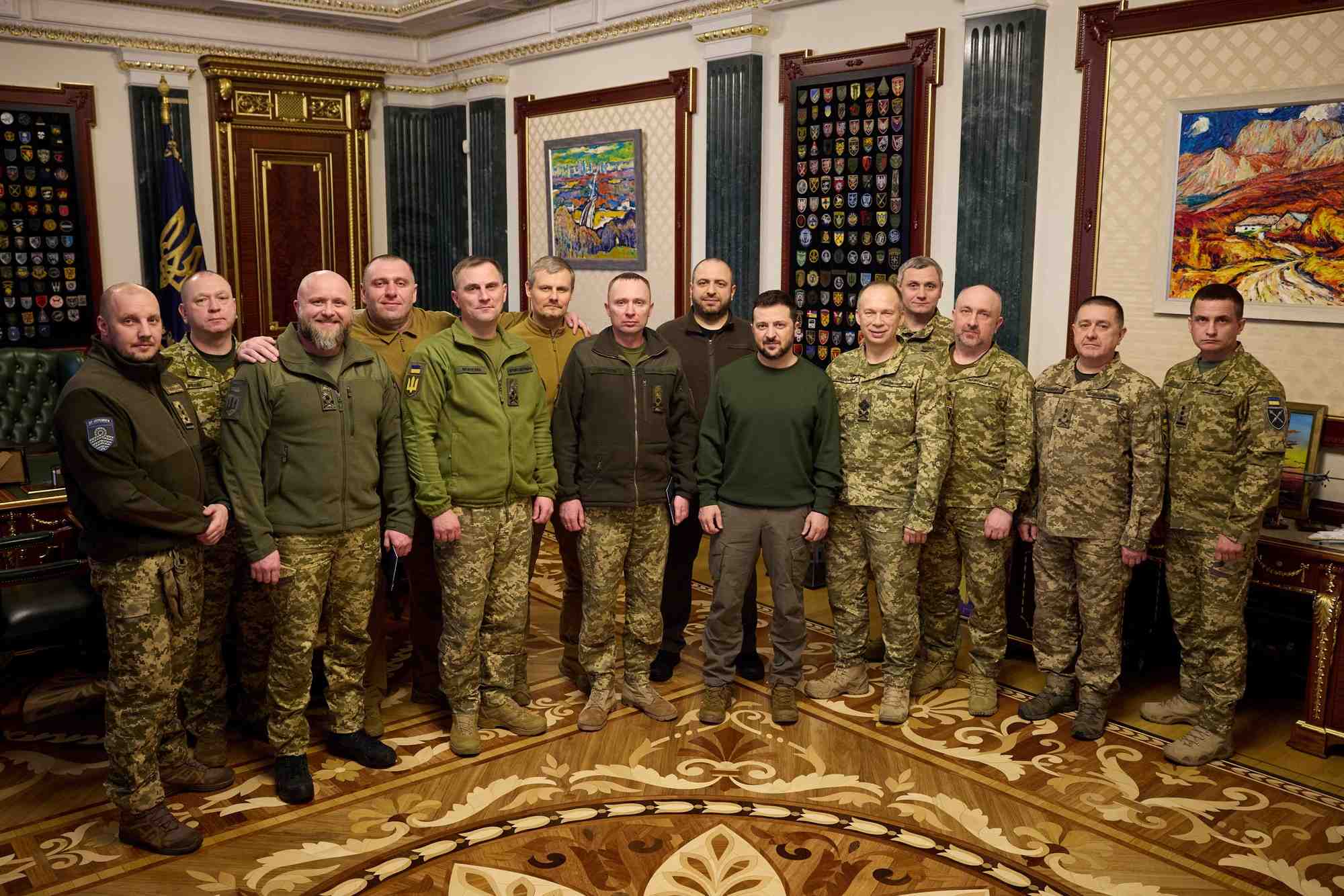 Le president ukrainien zelensky lors d'une reunion avec les hauts commandants militaires designes recemment, a kyiv