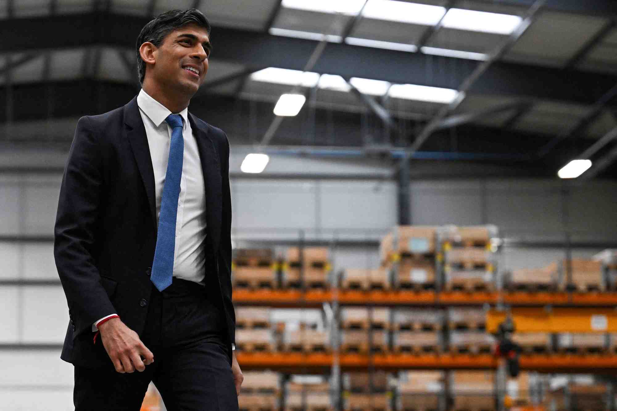 Le premier ministre britannique rishi sunak arrive pour une interview apres une visite dans l'usine siemens mobility