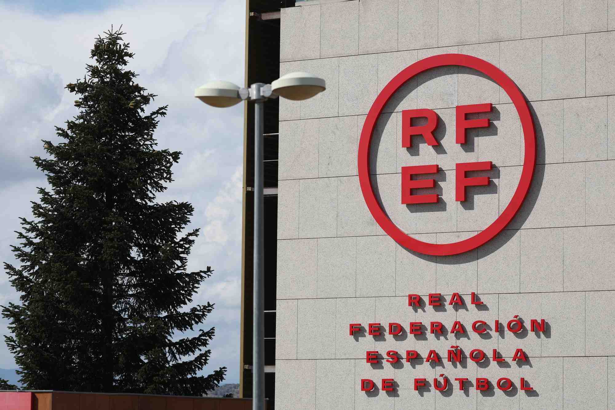 Photo du logo de la federation royale espagnole de football sur leur batiment